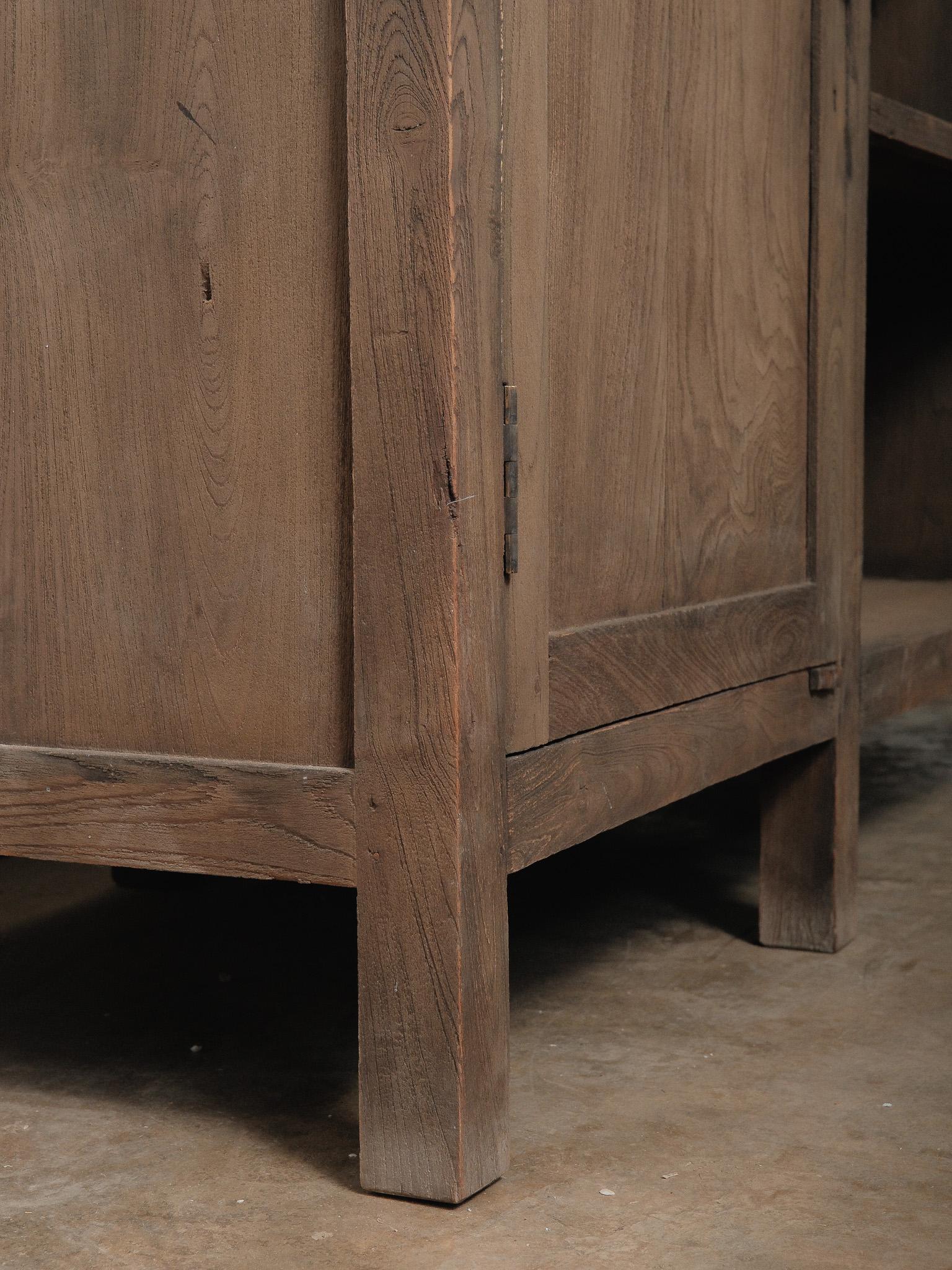 Rustikales Sideboard aus Holz mit Marmorplatte im Angebot 3