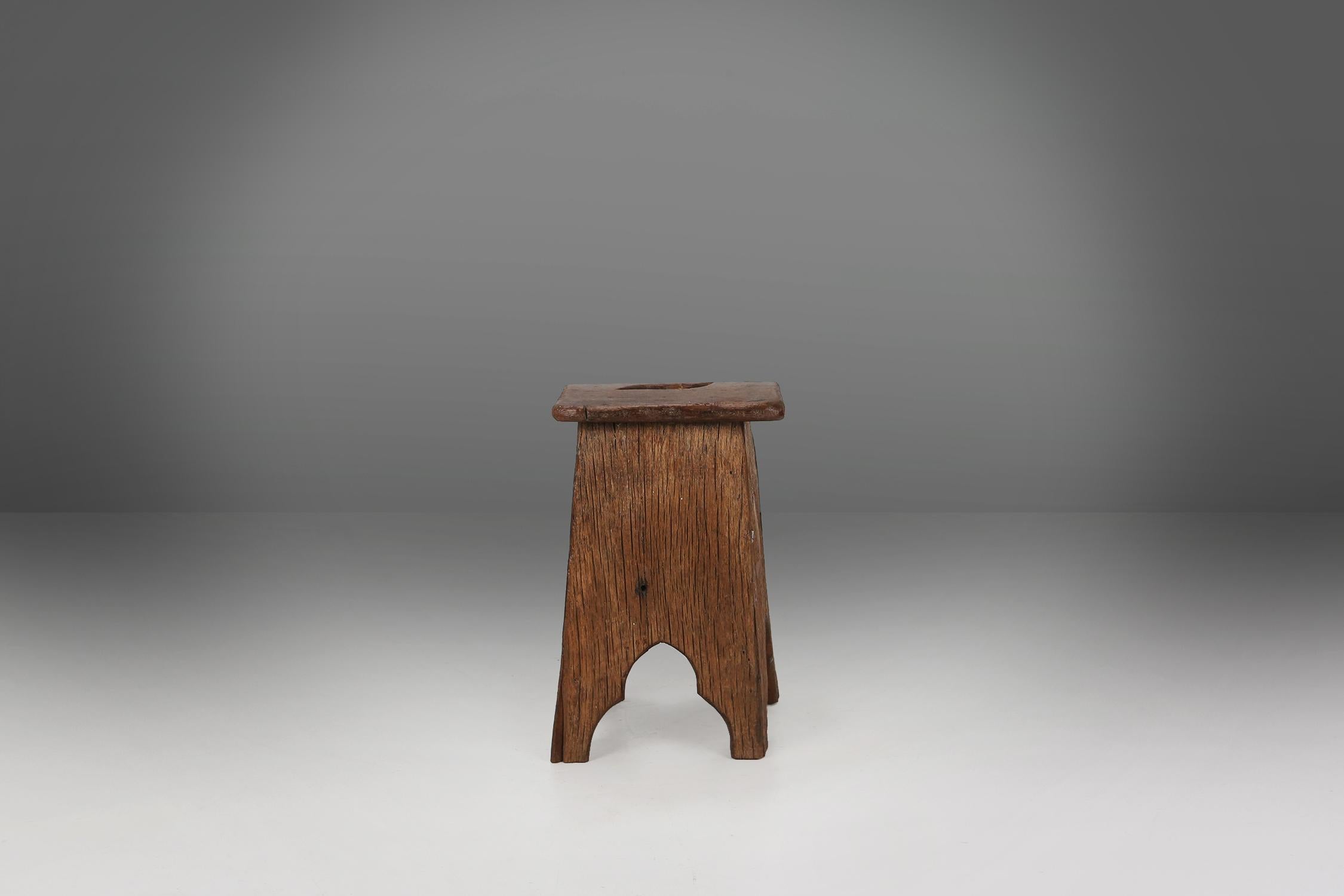 Tabouret rustique de style wabi sabi en bois massif fabriqué vers 1850.
Il y a de jolis détails dans les jambes et une poignée sur le dessus.