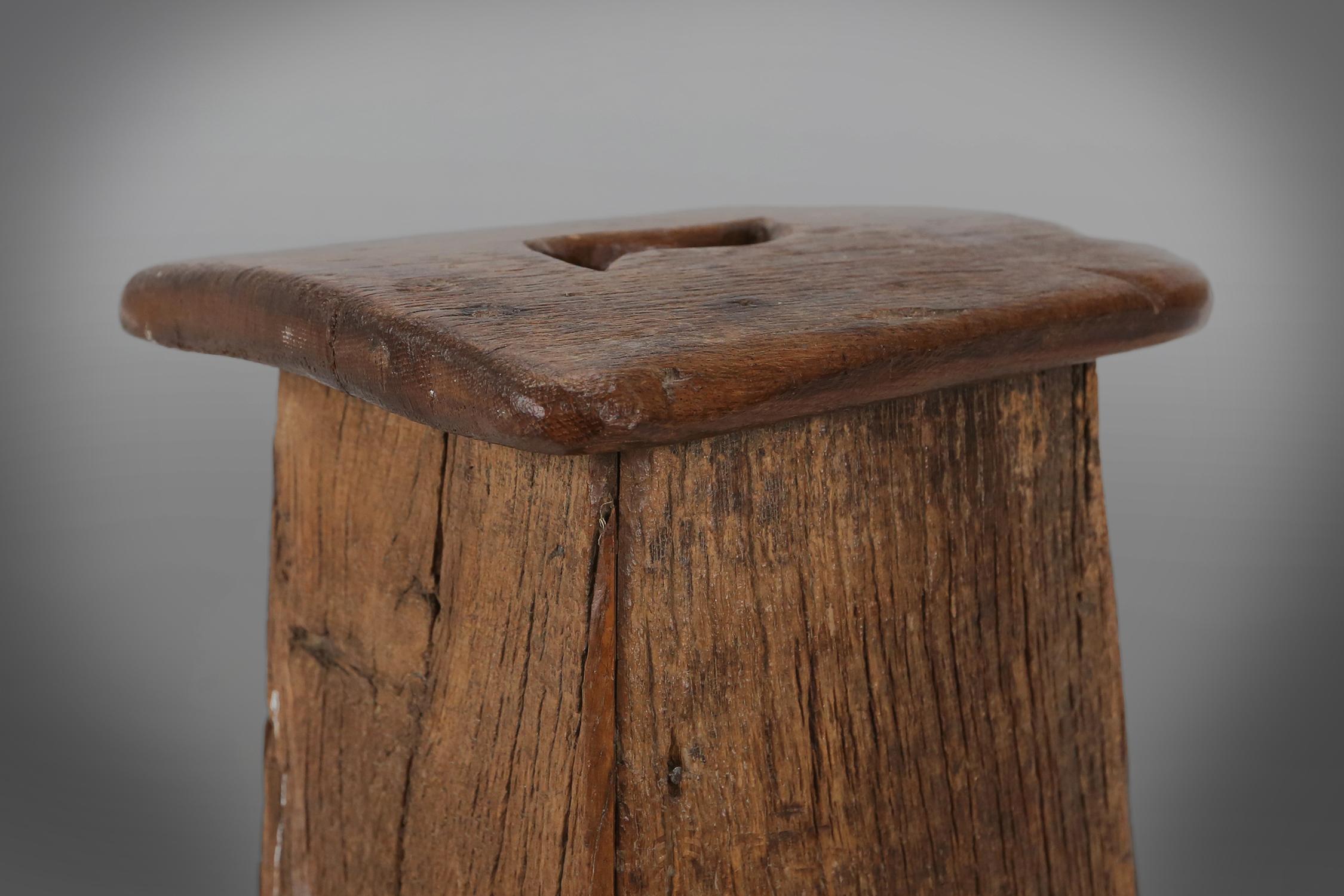 Tabouret rustique en bois, vers 1850 Bon état - En vente à Meulebeke, BE