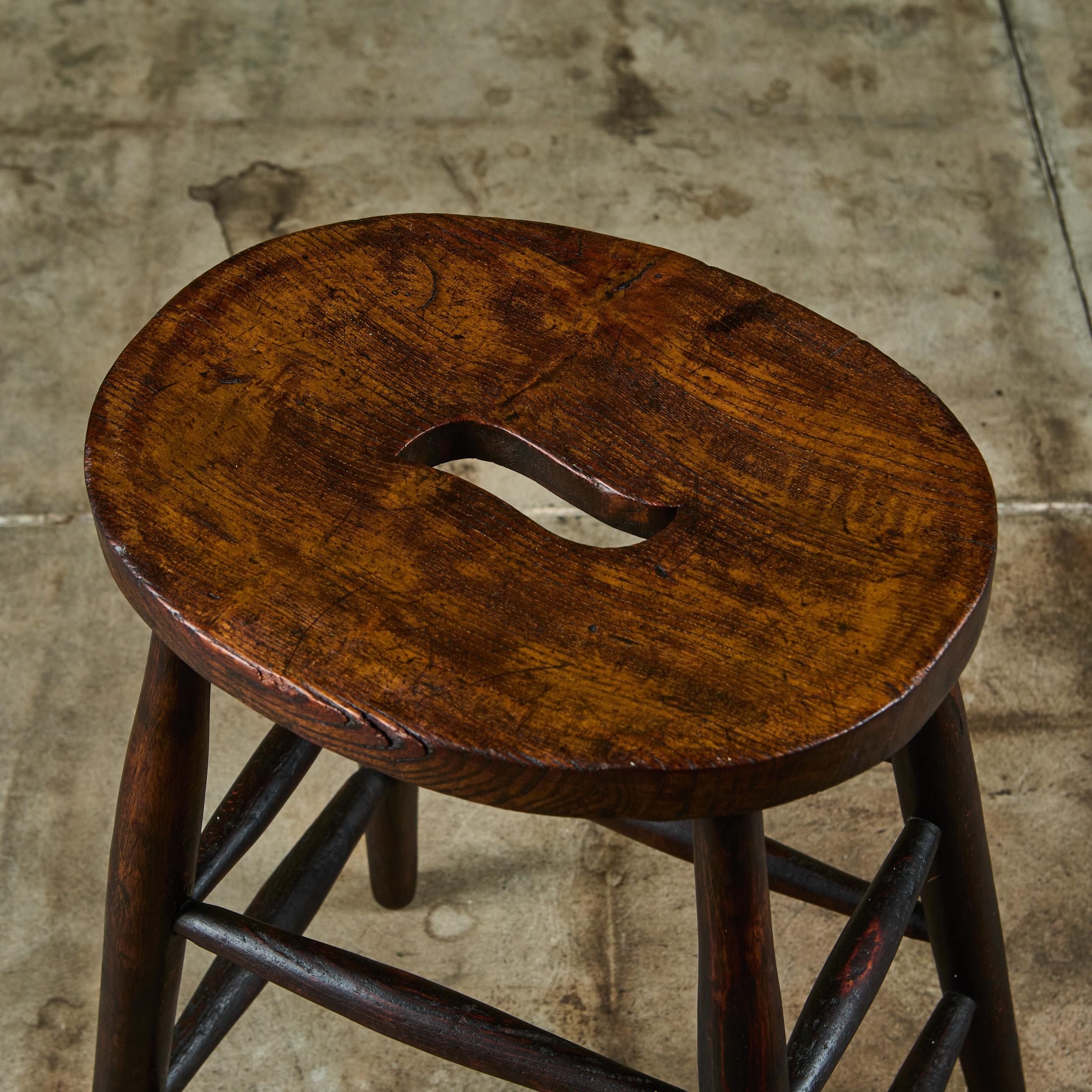 Rustikaler Holzhocker (Unbekannt) im Angebot