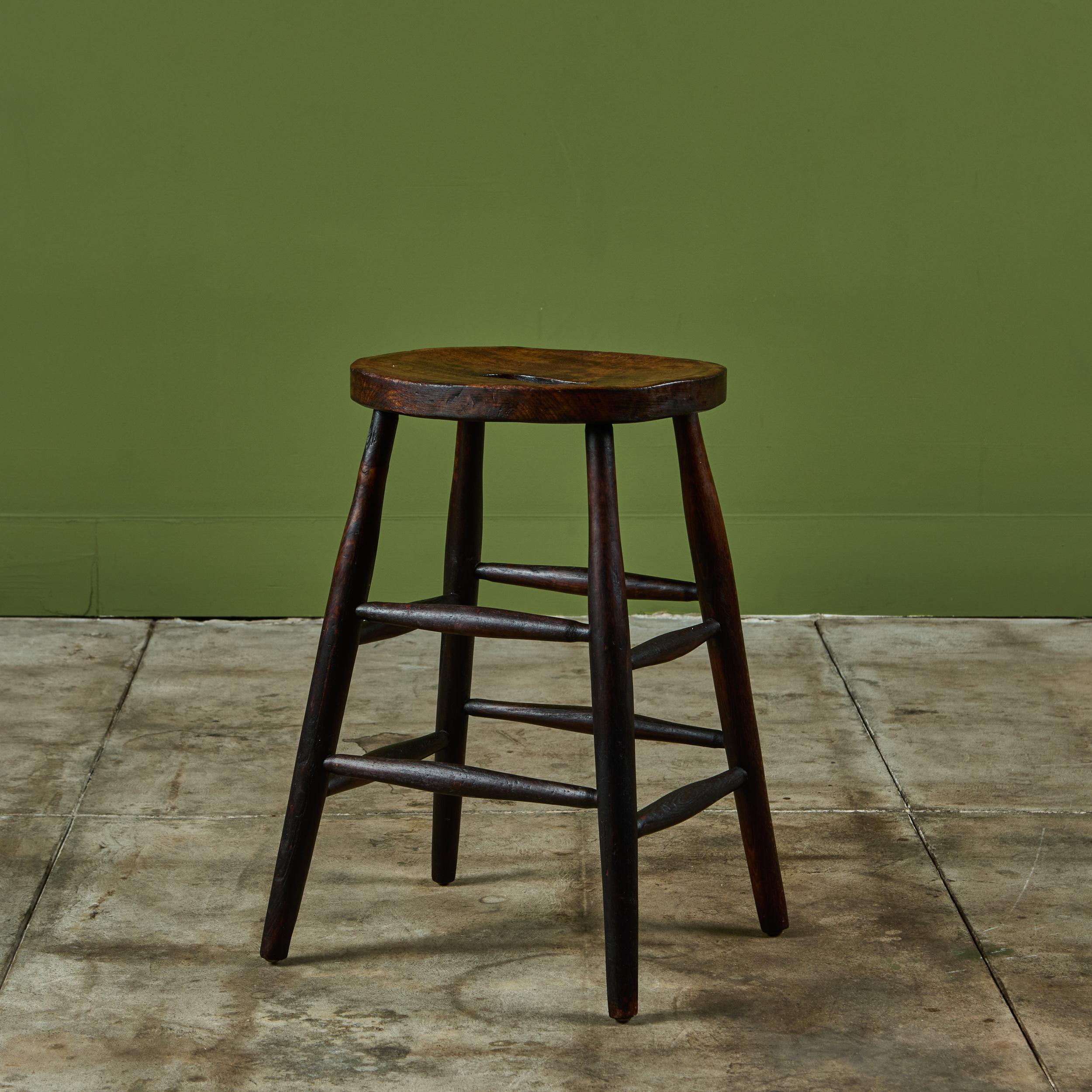 Rustikaler Holzhocker im Angebot 1