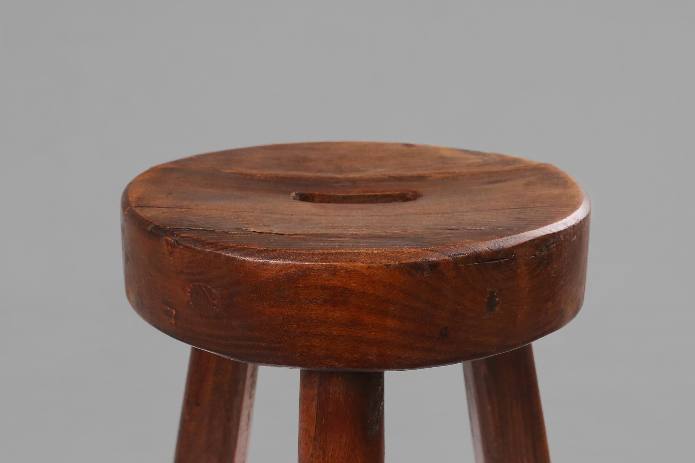 Rustic wooden stool with handle 1920's In Good Condition For Sale In Meulebeke, BE