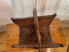 Cesto rustico intrecciato in legno di Hickory antico su base di legno