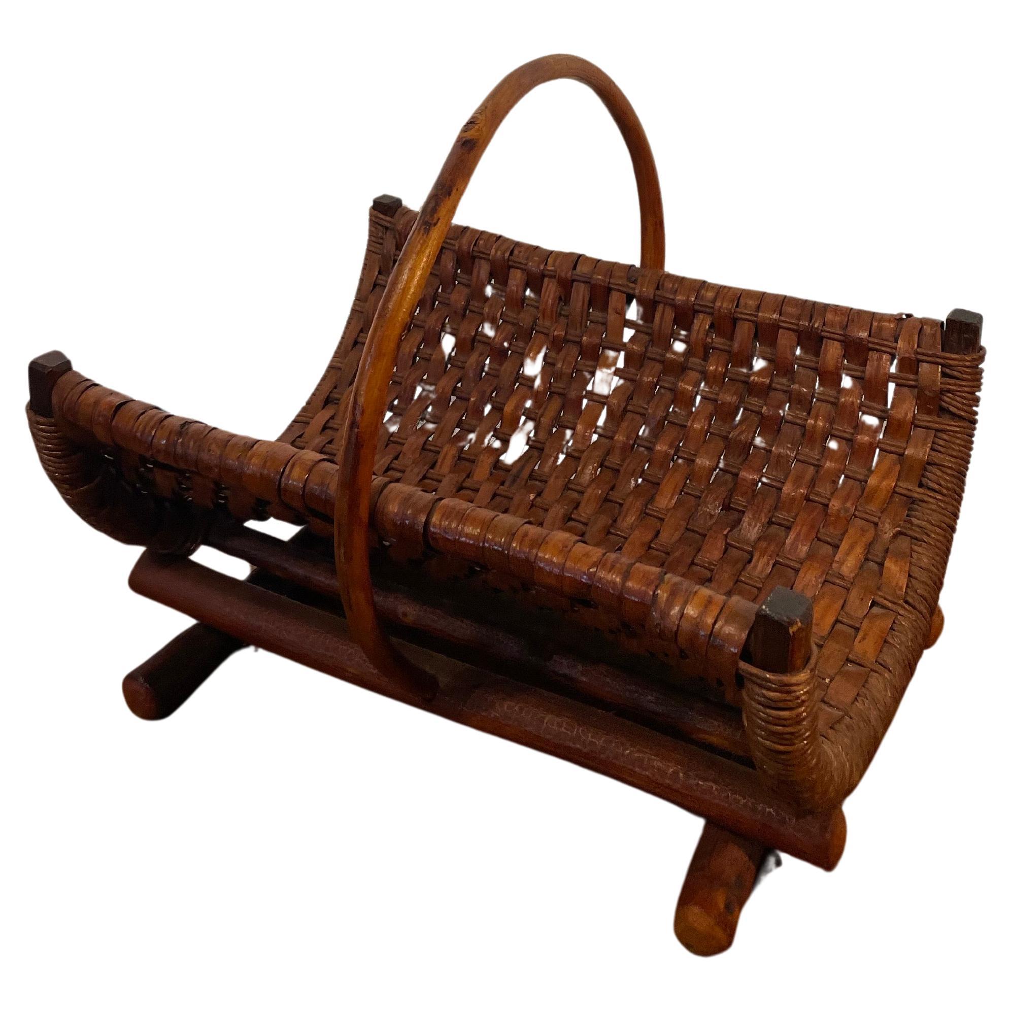 Panier rustique en vieux pacanier tissé sur base en bois