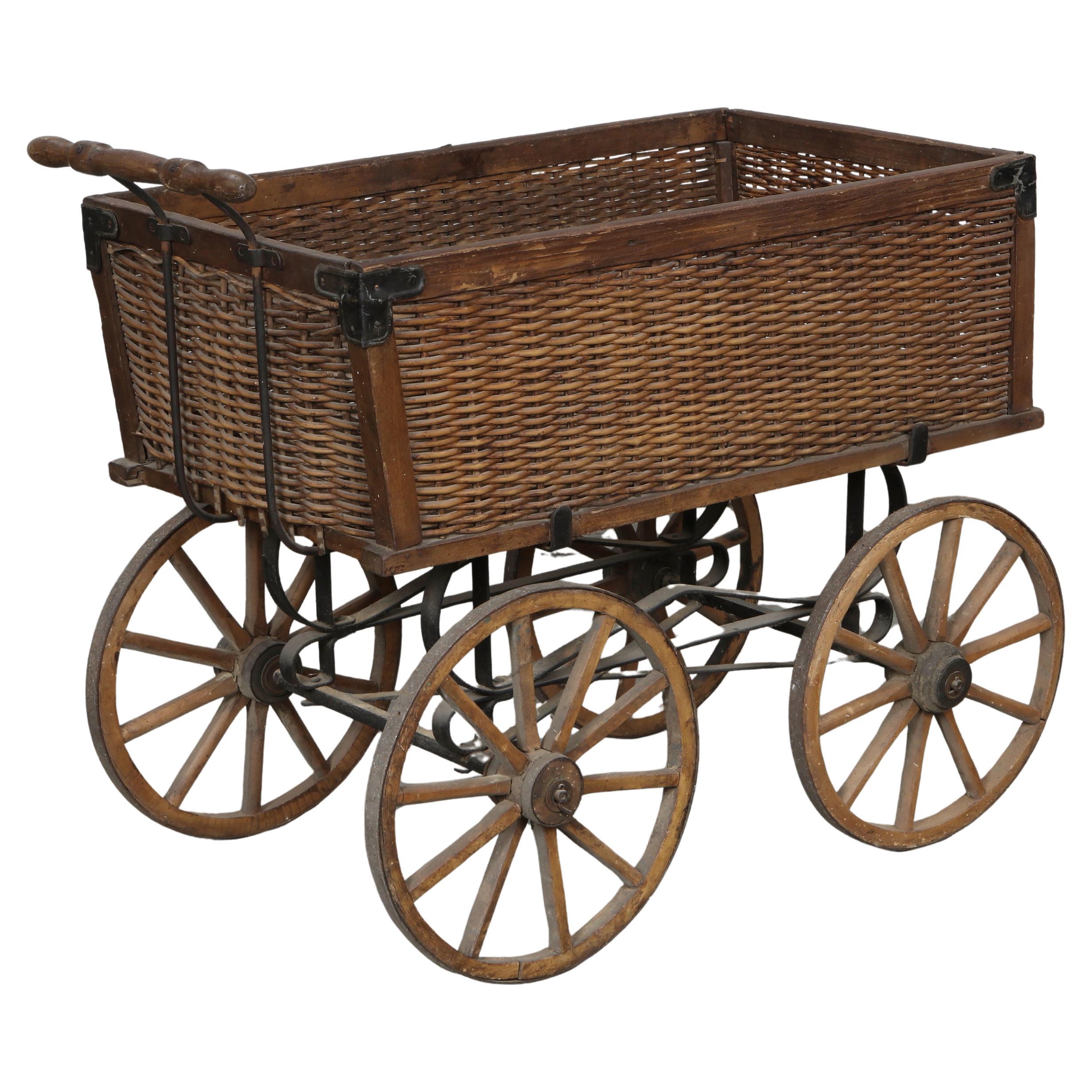 Rustikaler Wagen aus Weidengeflecht und Holz auf Eisenrahmen, Anfang 20.