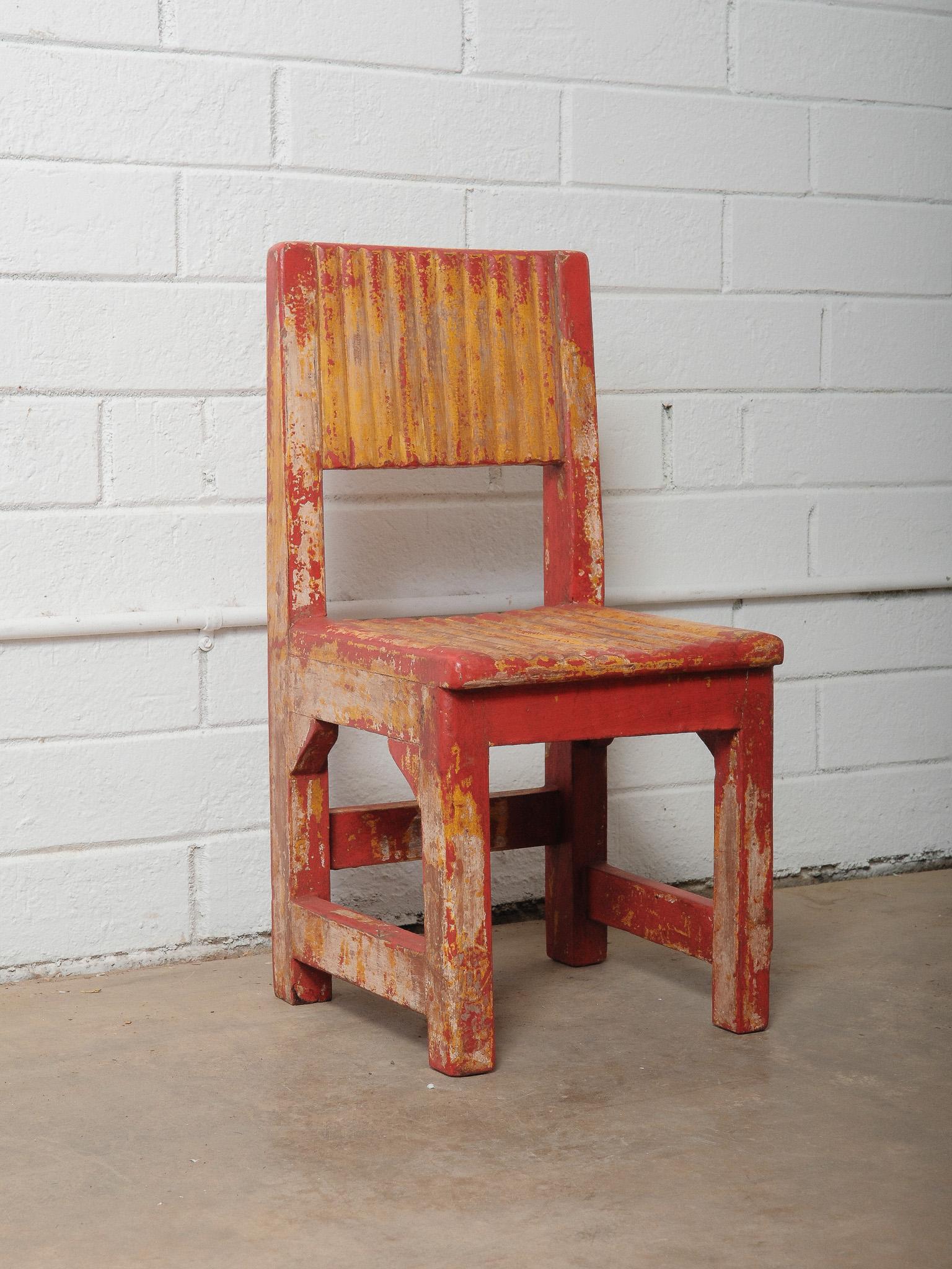 Rustikaler Kinderstuhl aus Holz, gelb und rot lackiert (Indisch) im Angebot