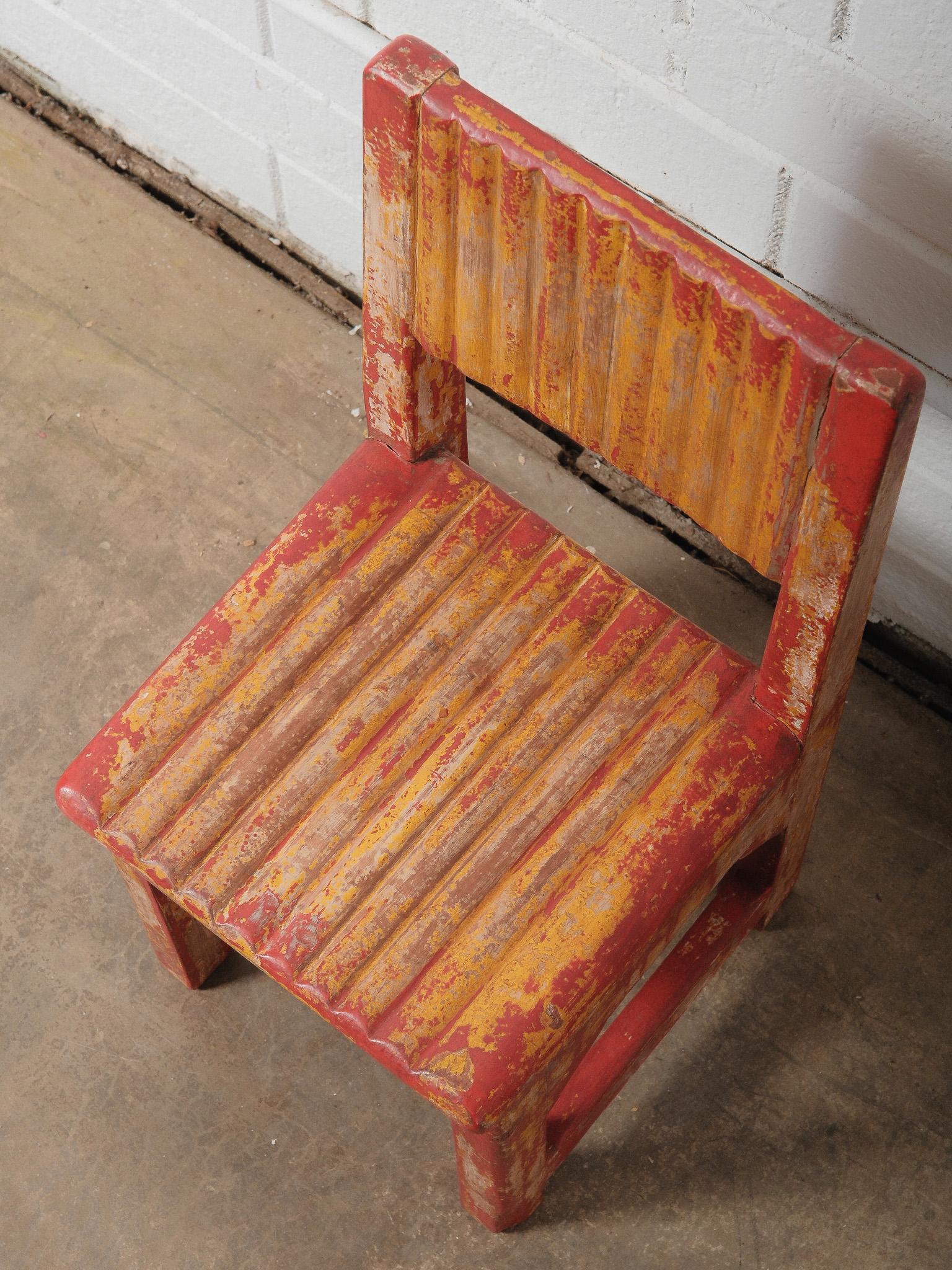 Rustikaler Kinderstuhl aus Holz, gelb und rot lackiert (Gemalt) im Angebot