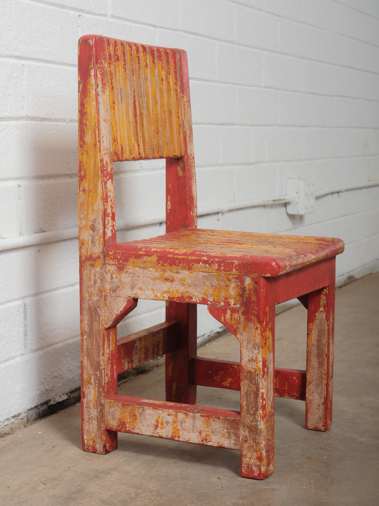 Rustikaler Kinderstuhl aus Holz, gelb und rot lackiert im Angebot 3