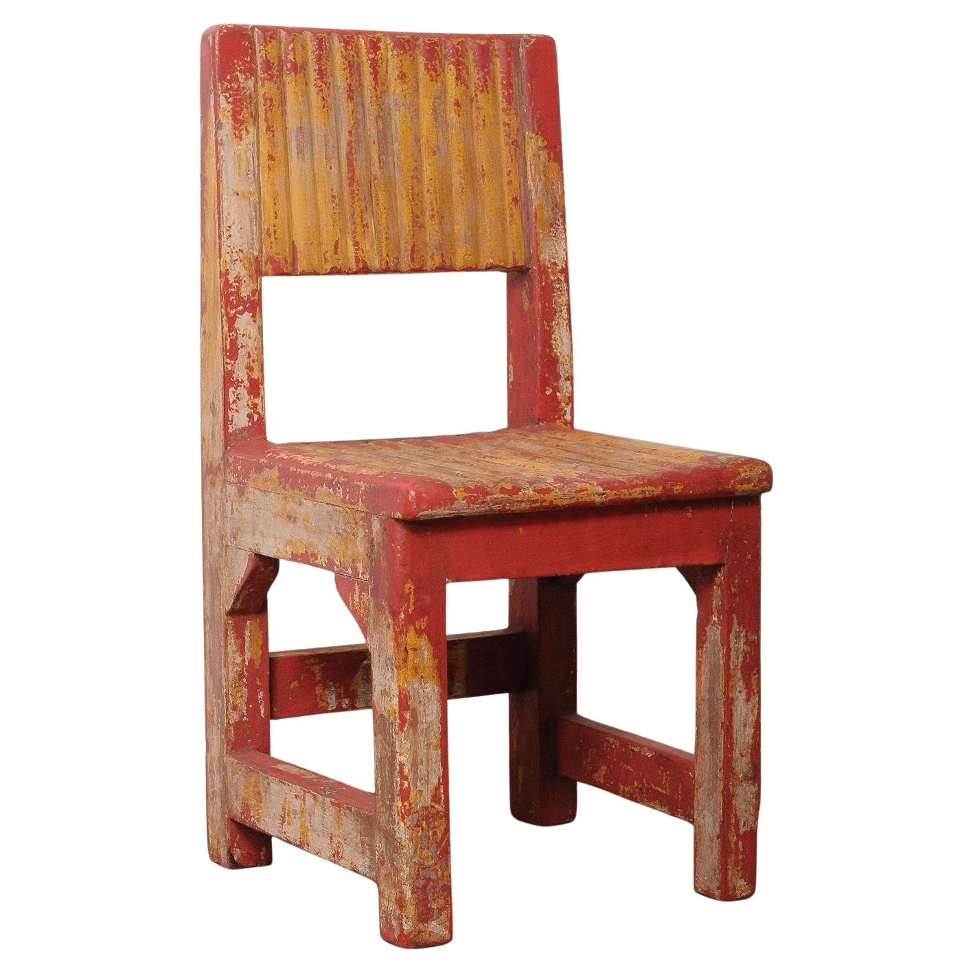 Rustikaler Kinderstuhl aus Holz, gelb und rot lackiert