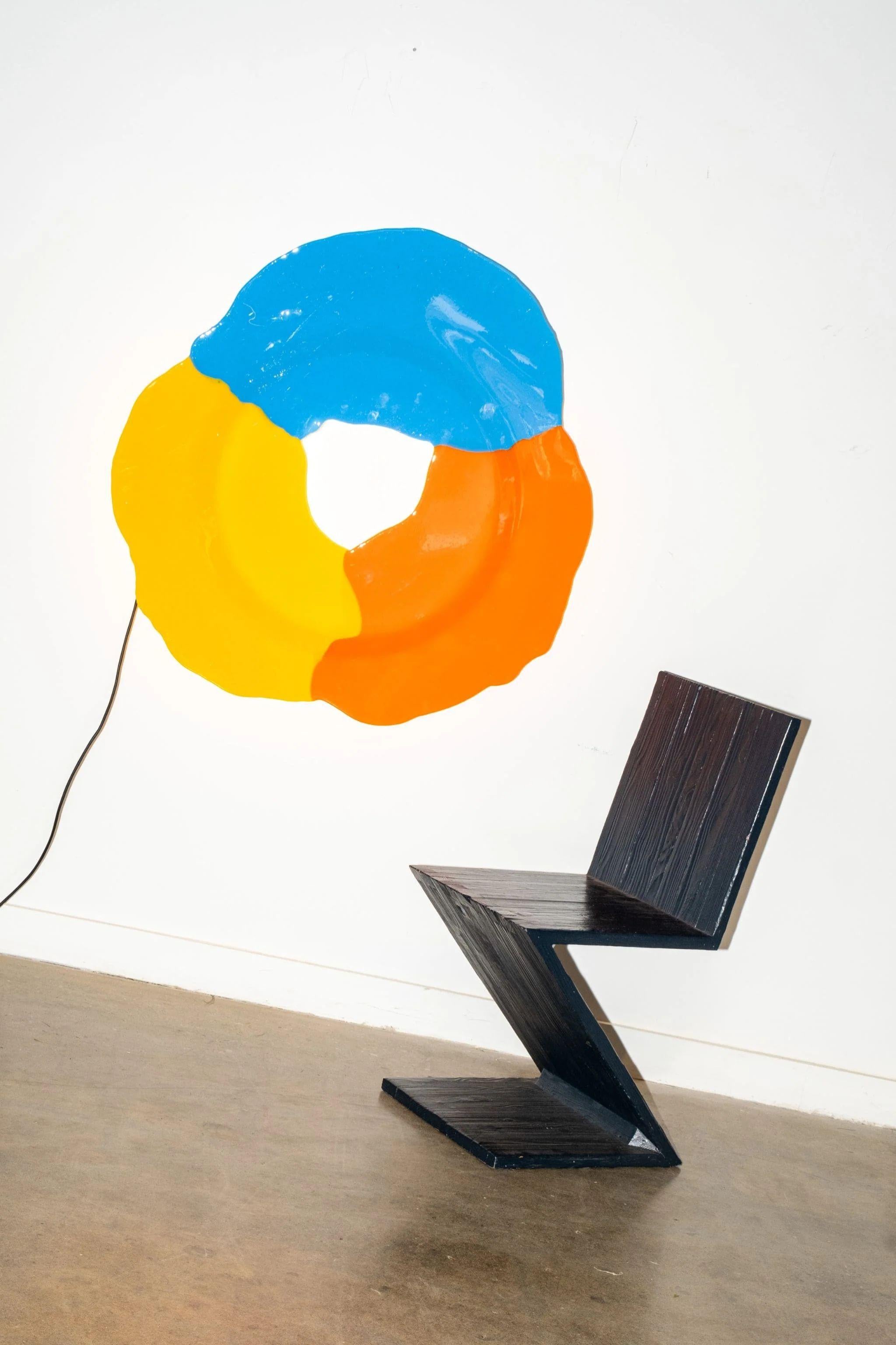 Di tanto in tanto arriva una sedia che è innegabilmente cool. Questa è quella sedia. Una meraviglia scultorea tanto quanto una seduta, la sedia Zig Zag attira l'attenzione. Legno rustico dipinto di nero in una forma iconica; una testimonianza di