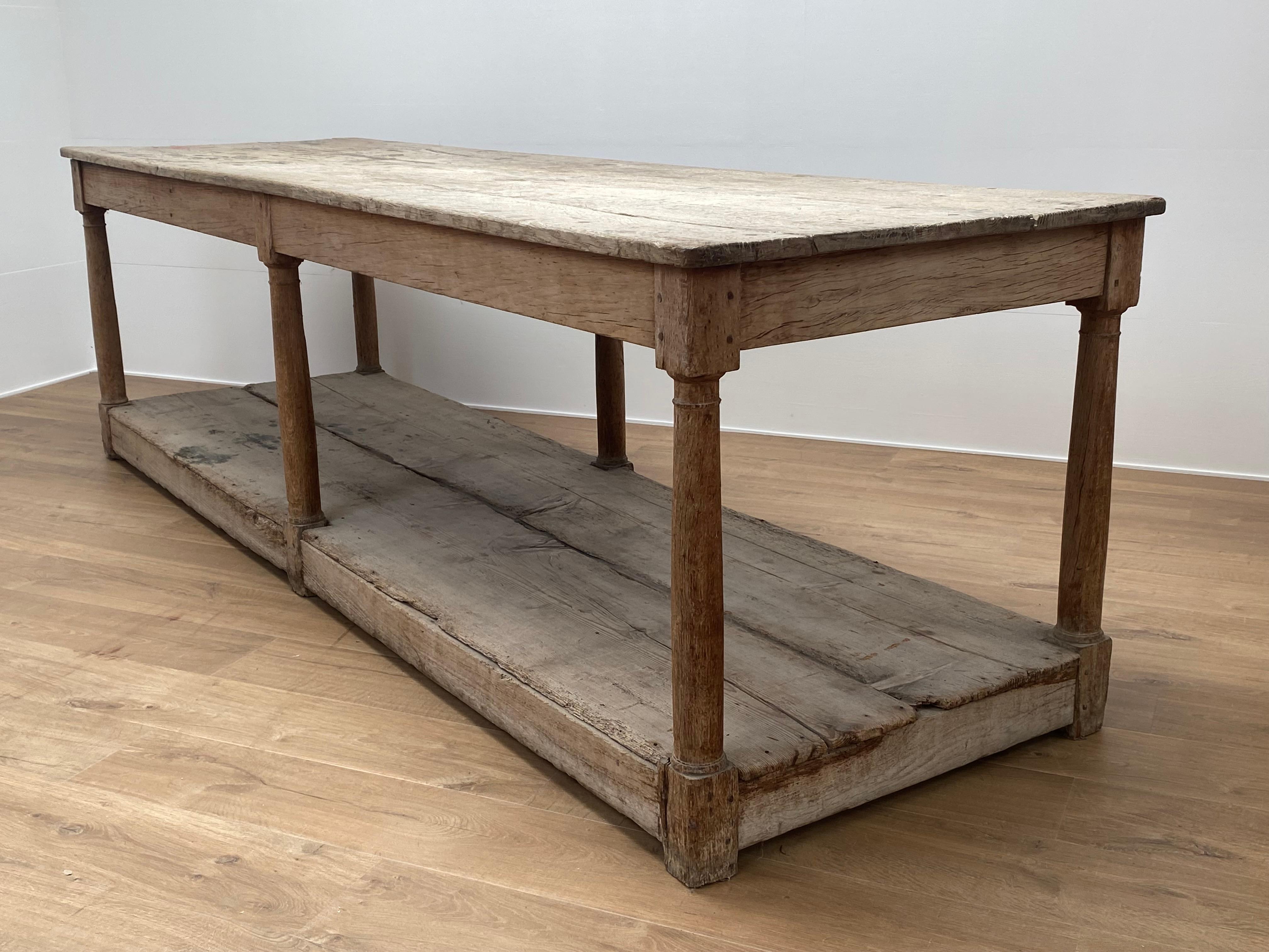 A rustic, Brutalist and Antique French drapiers table in a bleached oak,
good old shine and patina,
ideal table to decorate in your kitchen or in the dining room or entry.