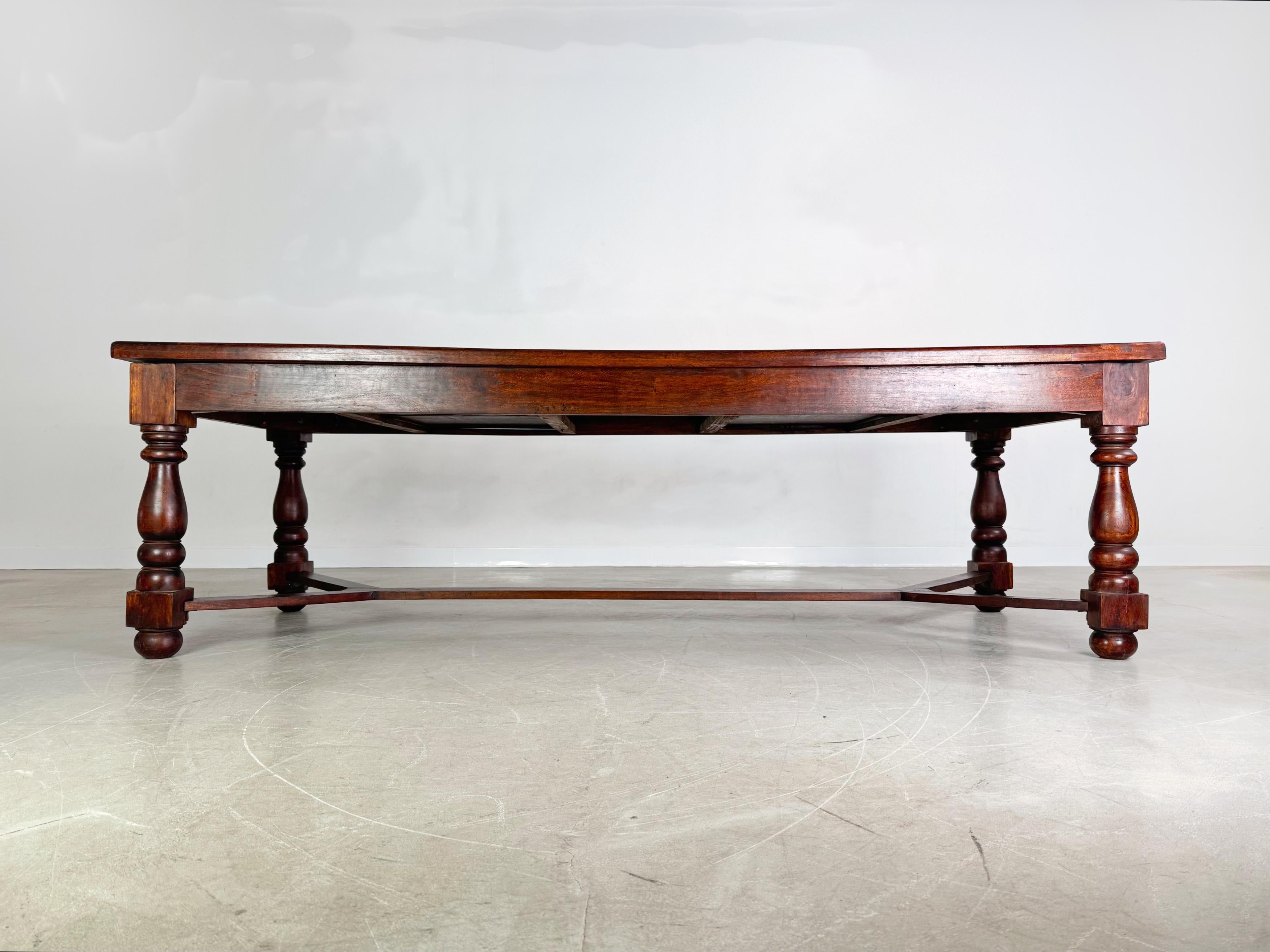 Wir bieten einen wunderschönen, rustikalen Holztisch mit einer Länge von rund 260cm zum Verkauf an. Aufgrund seiner außergewöhnlichen Länge ist er als Tafel ein wahrer Blickfang und bietet ein großzügiges Platzangebot für 10-12 Personen. Der Tisch