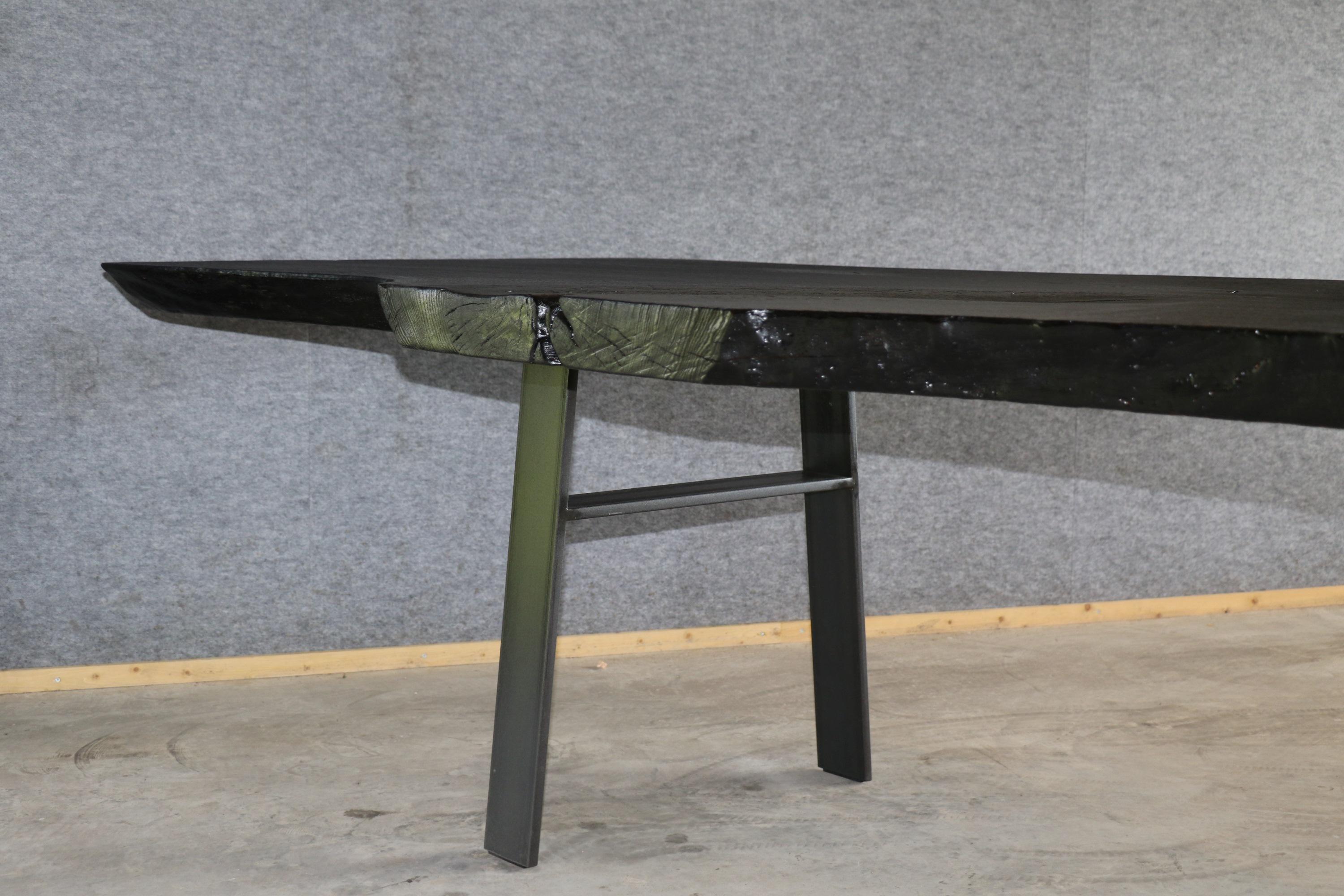 Blackened Moderner, rustikaler Tisch aus gebrannter und gebürsteter Eiche, Stahlgestell For Sale