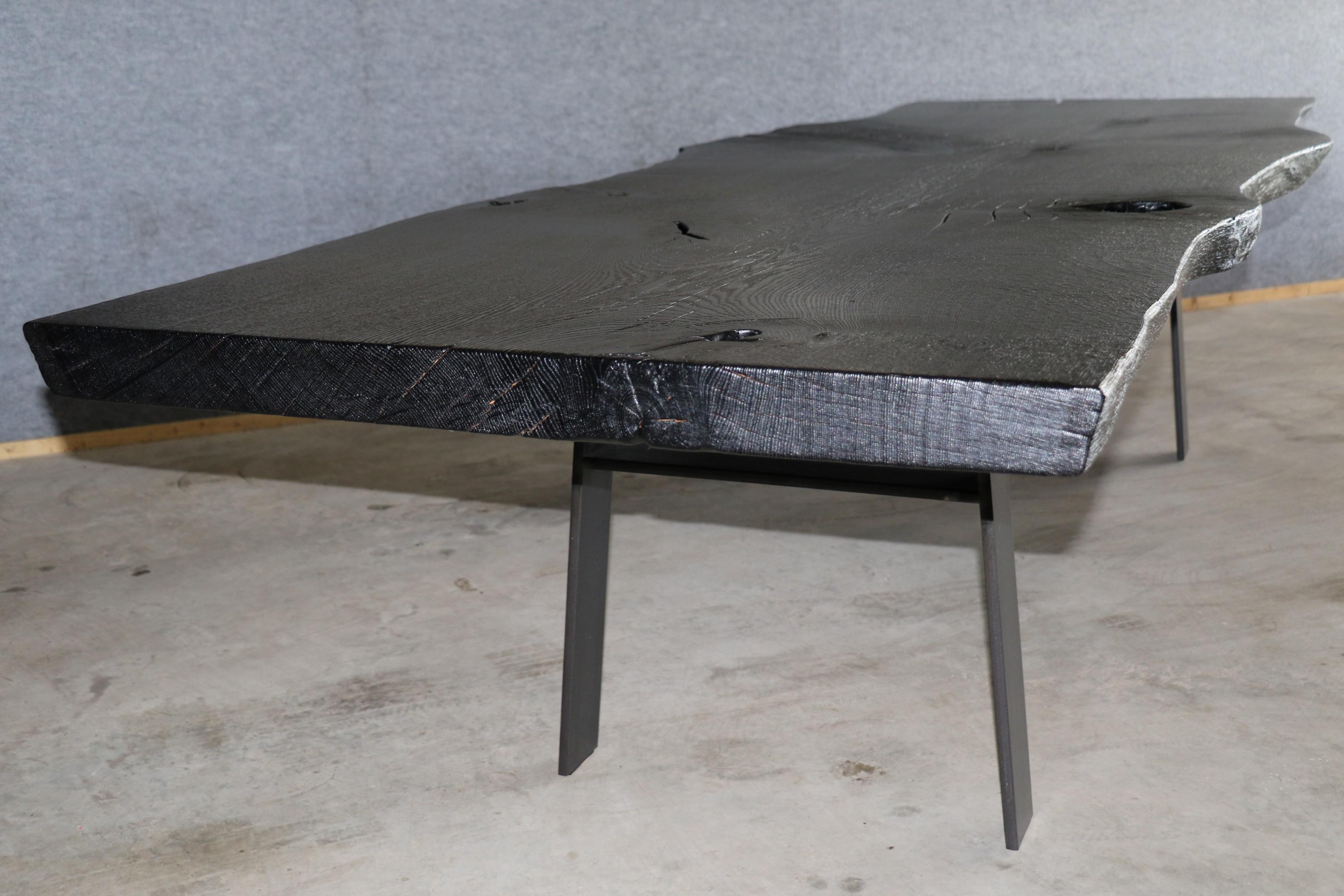 Steel Moderner, rustikaler Tisch aus gebrannter und gebürsteter Eiche, Stahlgestell For Sale