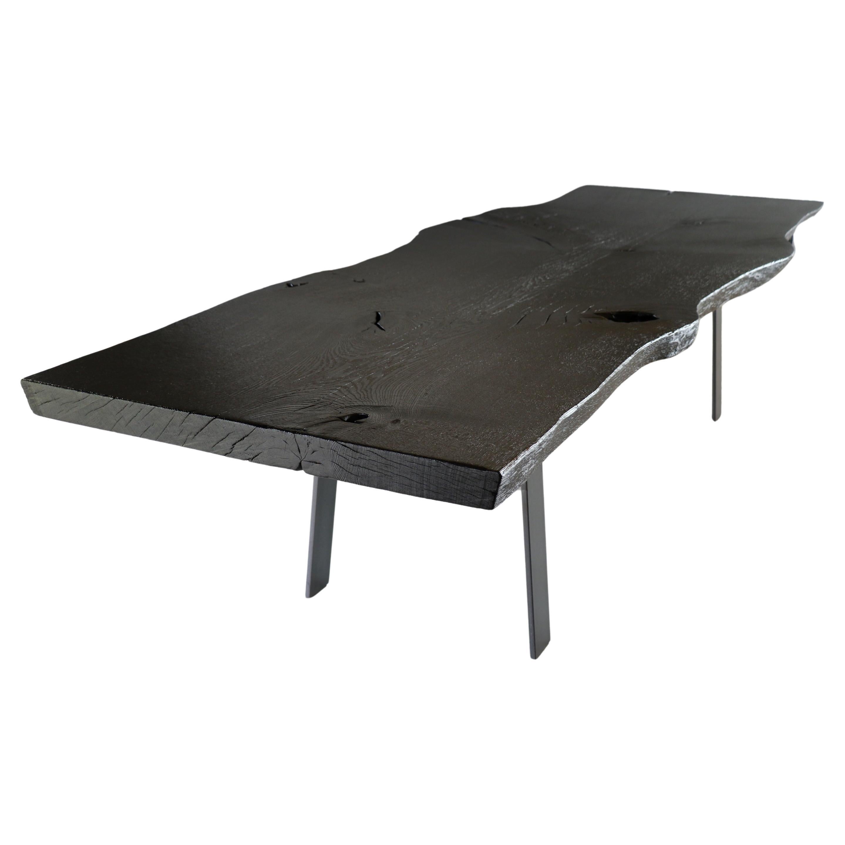 Moderner, rustikaler Tisch aus gebrannter und gebürsteter Eiche, Stahlgestell For Sale