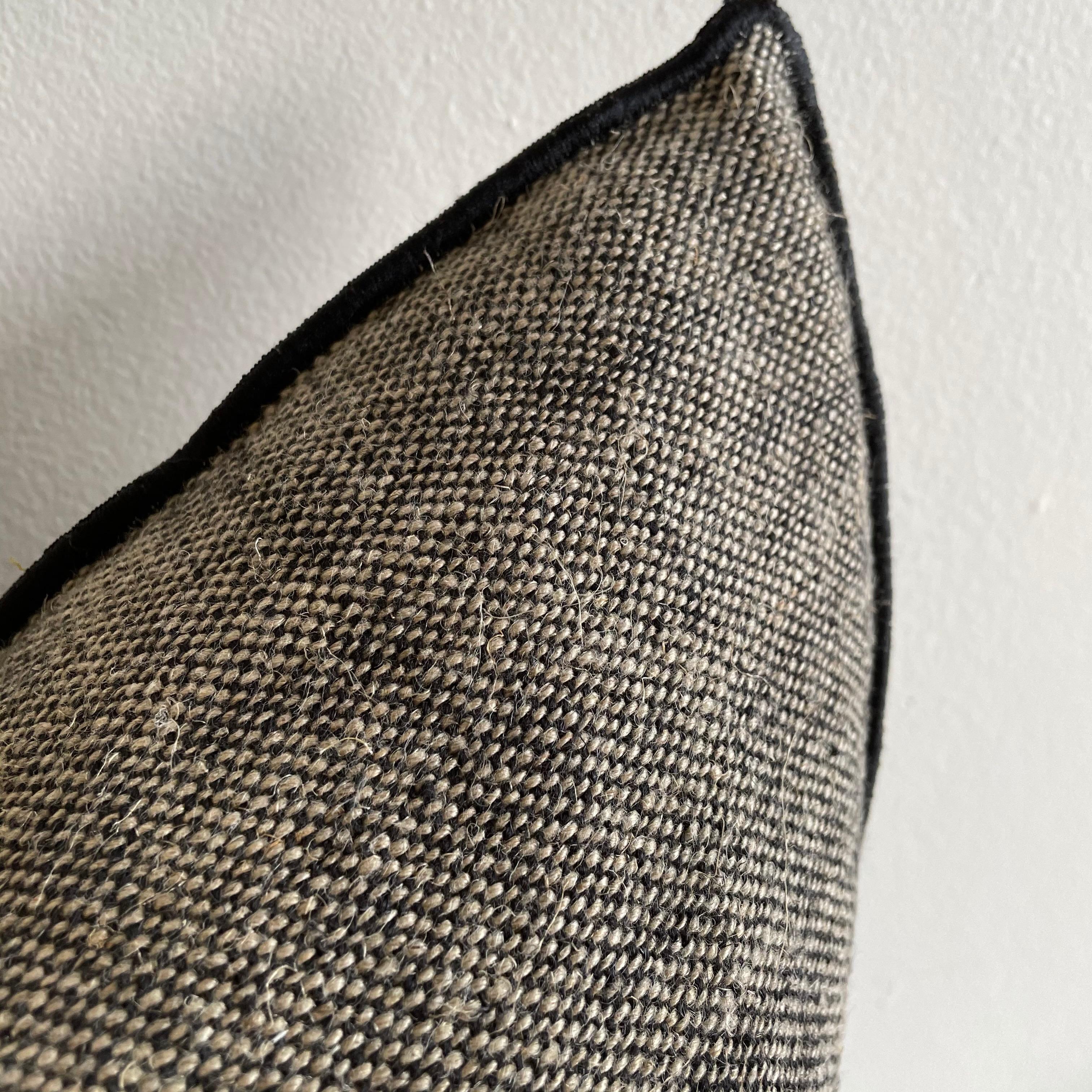 Cojín de acento personalizado de mezcla de lino. Color: Noir Una almohada de estilo texturizado nubby de color gris/negro con un borde cosido y cierre de cremallera metálica. Nuestros cojines están fabricados con tejidos vintage únicos de todo el
