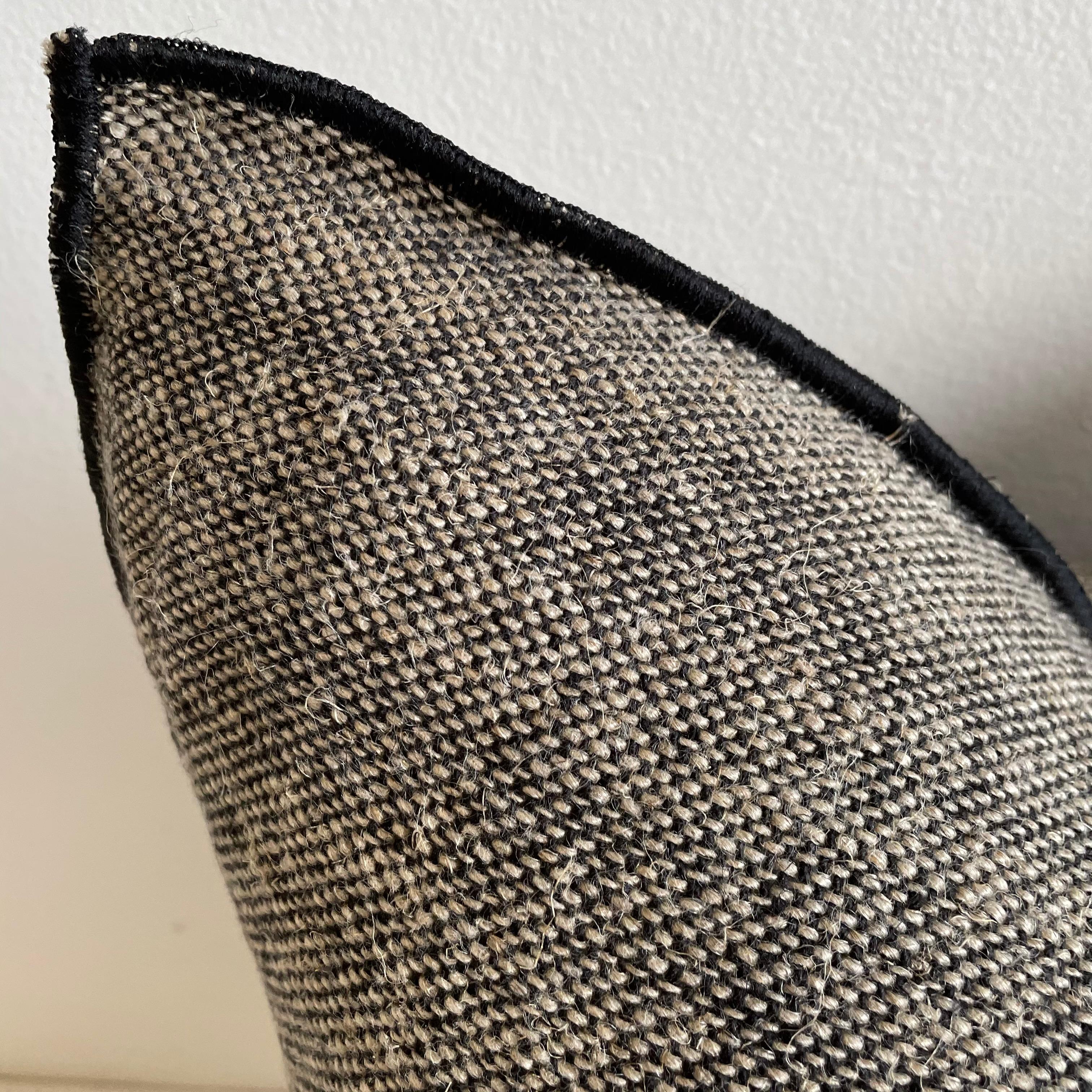 Almohada acentuada de lino francés Rustique Chinee en Nuevo estado para la venta en Old Town Orange, CA