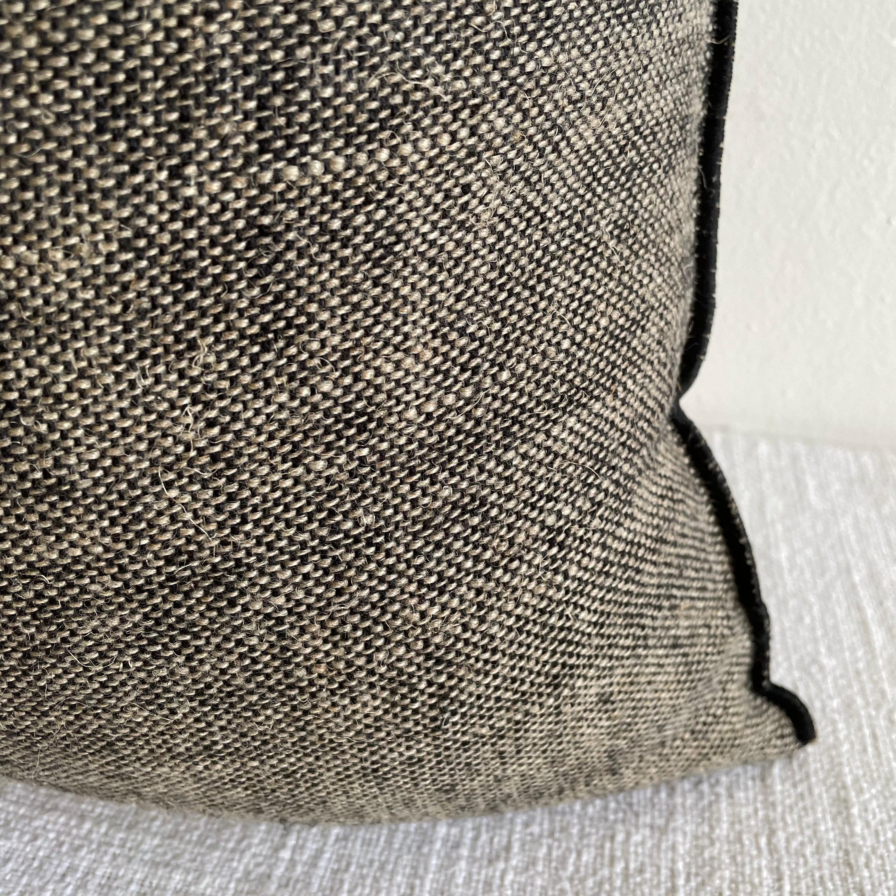 Almohada acentuada de lino francés Rustique Chinee Siglo XXI y contemporáneo en venta
