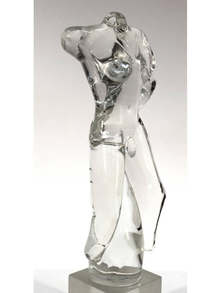 Um 1960 signierte Figur eines nackten männlichen Torsos von R. Rustre aus klarem Muranoglas:: auf abnehmbarem Sockel aus mattiertem Glas. Auf dem Sockel vom Künstler signiert [R. Rustre/ XXII/60].