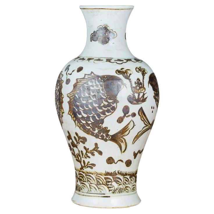 Rostbraune Vase mit Fisch-Lo Lotus-Motiv im Angebot