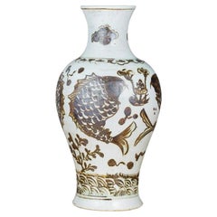 Vase marron rouille à motif de lotus de poisson