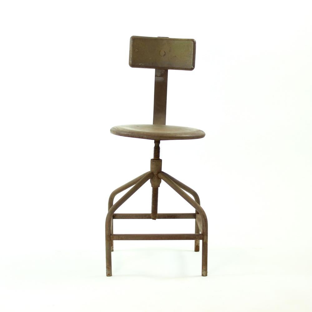 If you like the power of statement, this industrial chair is definitely for you. It is completely rusted, however fully functional. The rust on the seat and backrest is smooth, does not chip, it is not dirty. Smooth to sit on and use with normal
