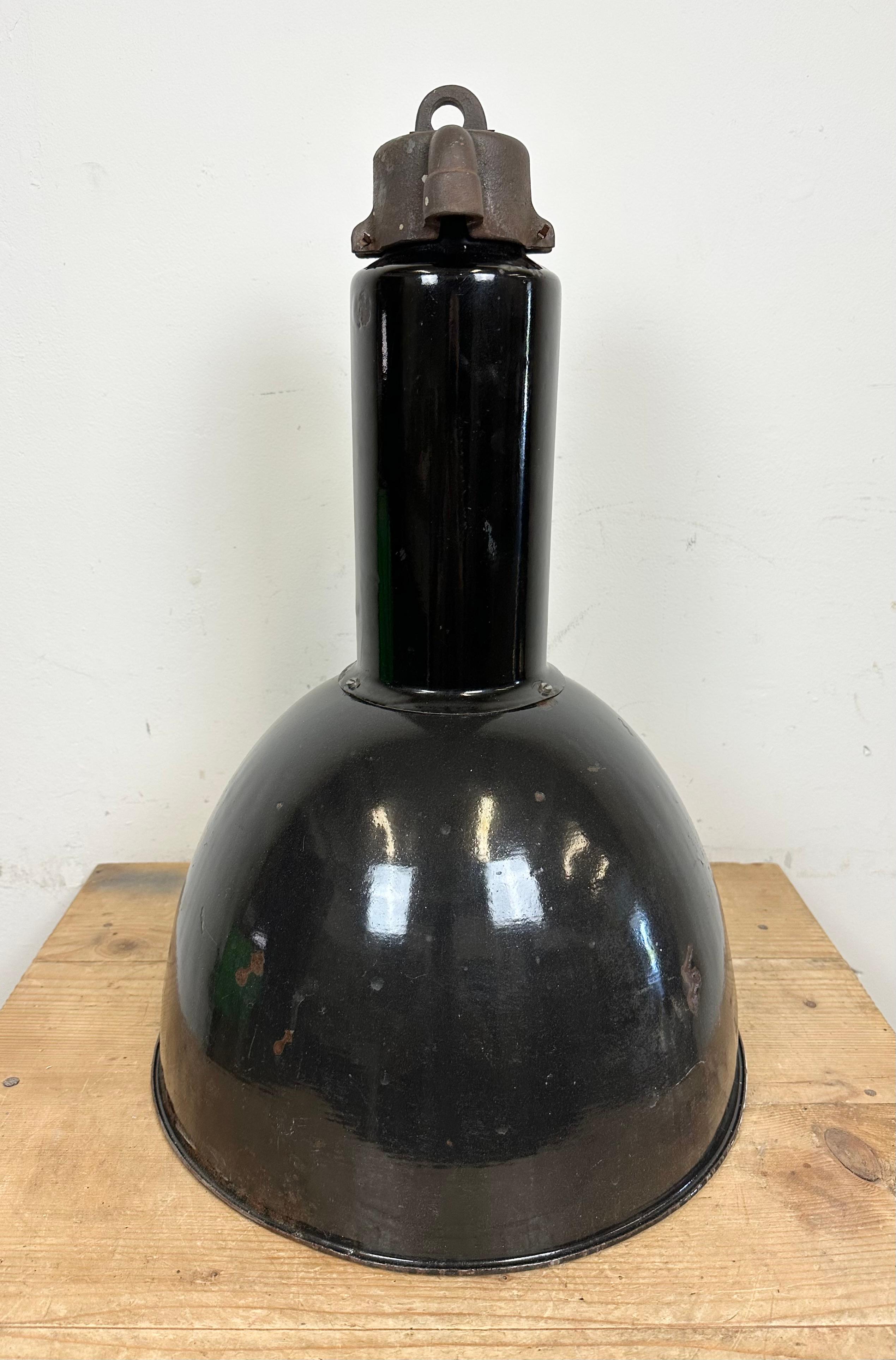 Lampe suspendue industrielle rouillée en émail noir Bauhaus, années 1930 en vente 2