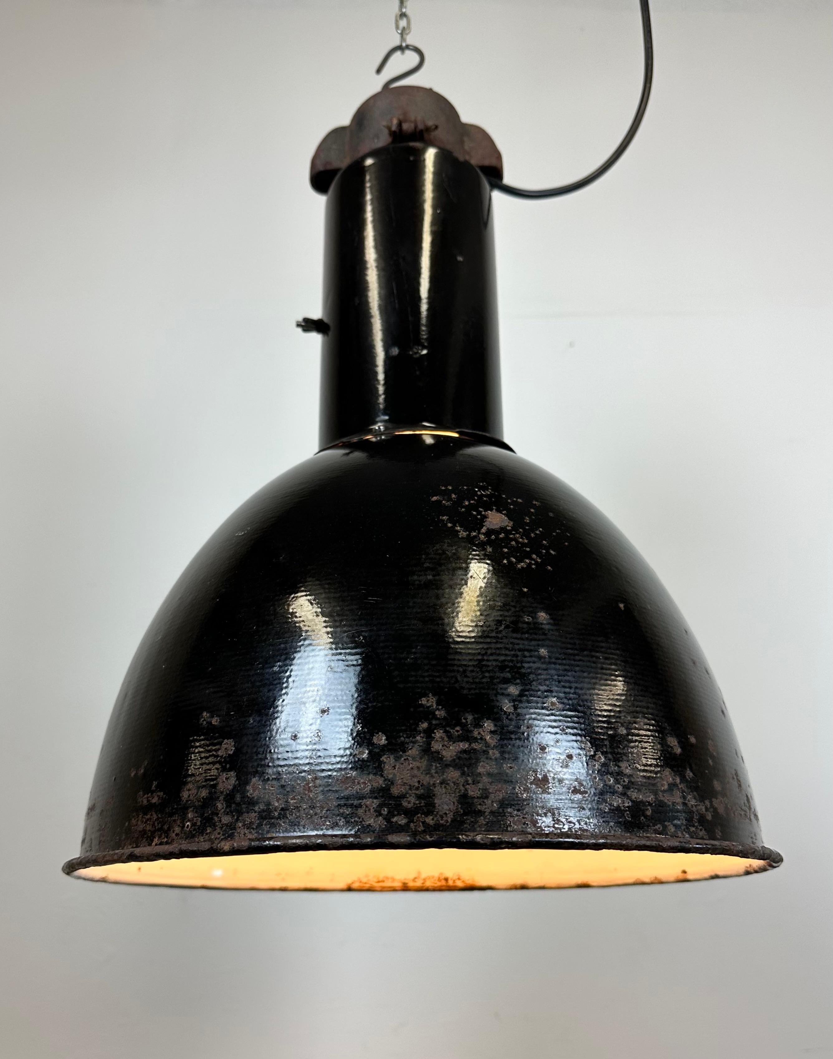 Rusty Industrial Bauhaus Black Enamel Pendant Lamp, 1930s For Sale 4