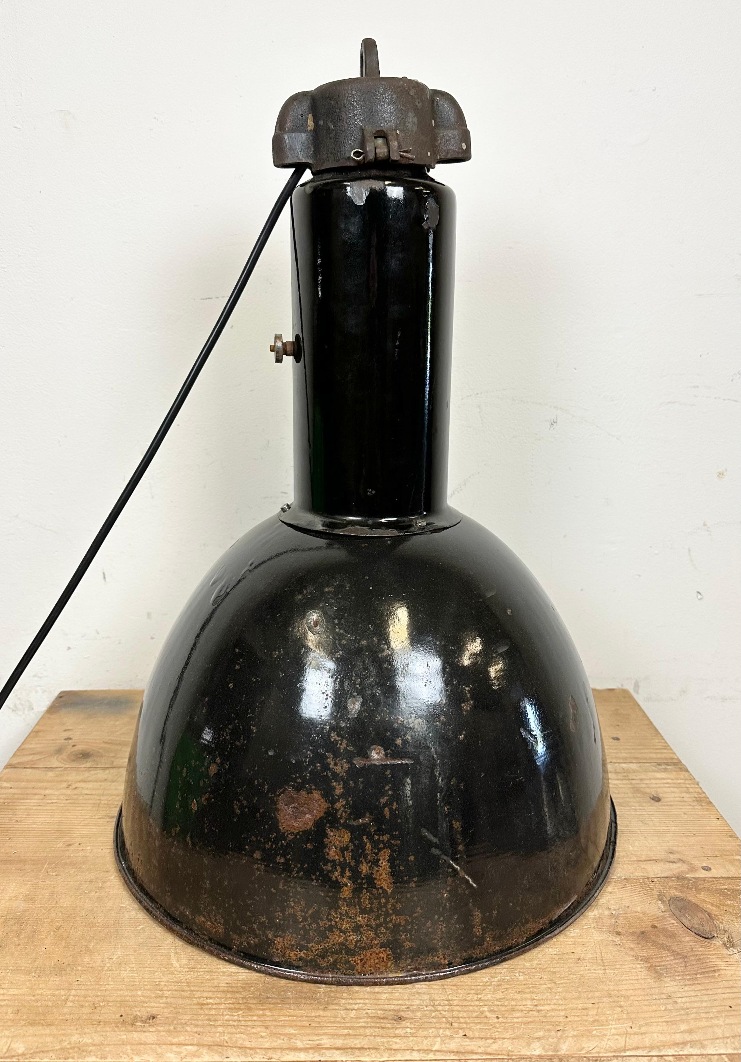 Lampe suspendue industrielle rouillée en émail noir Bauhaus, années 1930 en vente 3