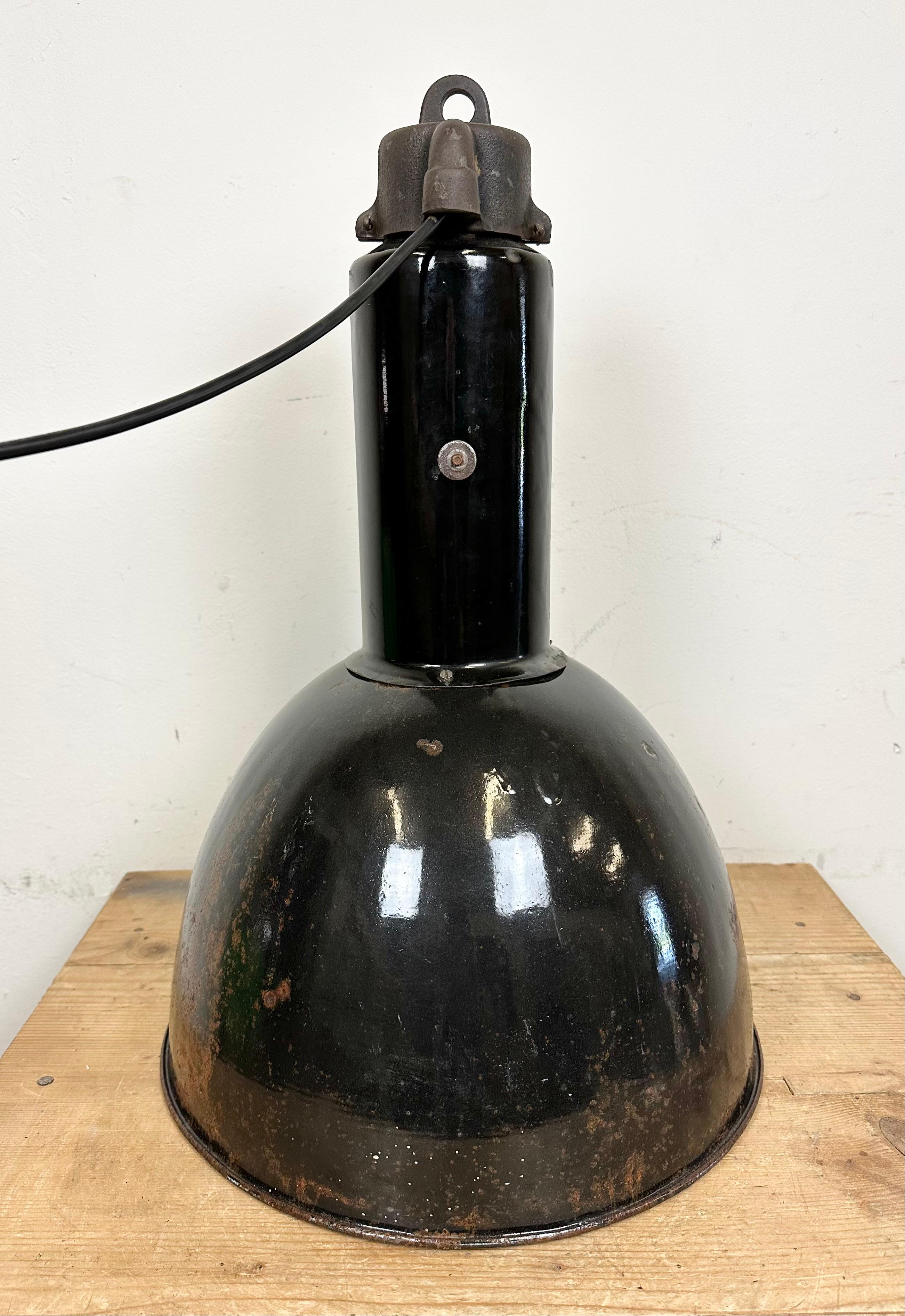 Lampe suspendue industrielle rouillée en émail noir Bauhaus, années 1930 en vente 5