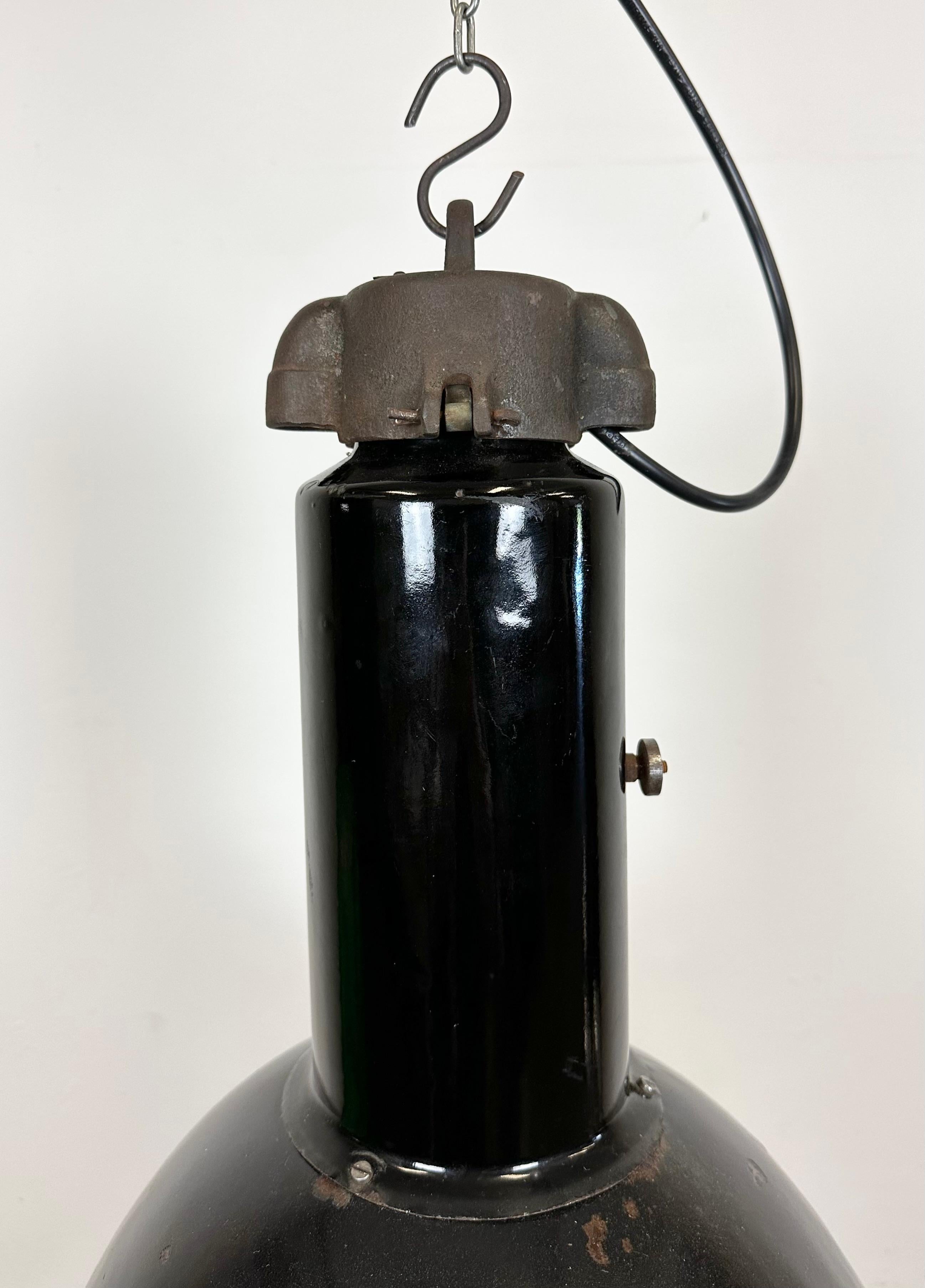 Tchèque Lampe suspendue industrielle rouillée en émail noir Bauhaus, années 1930 en vente