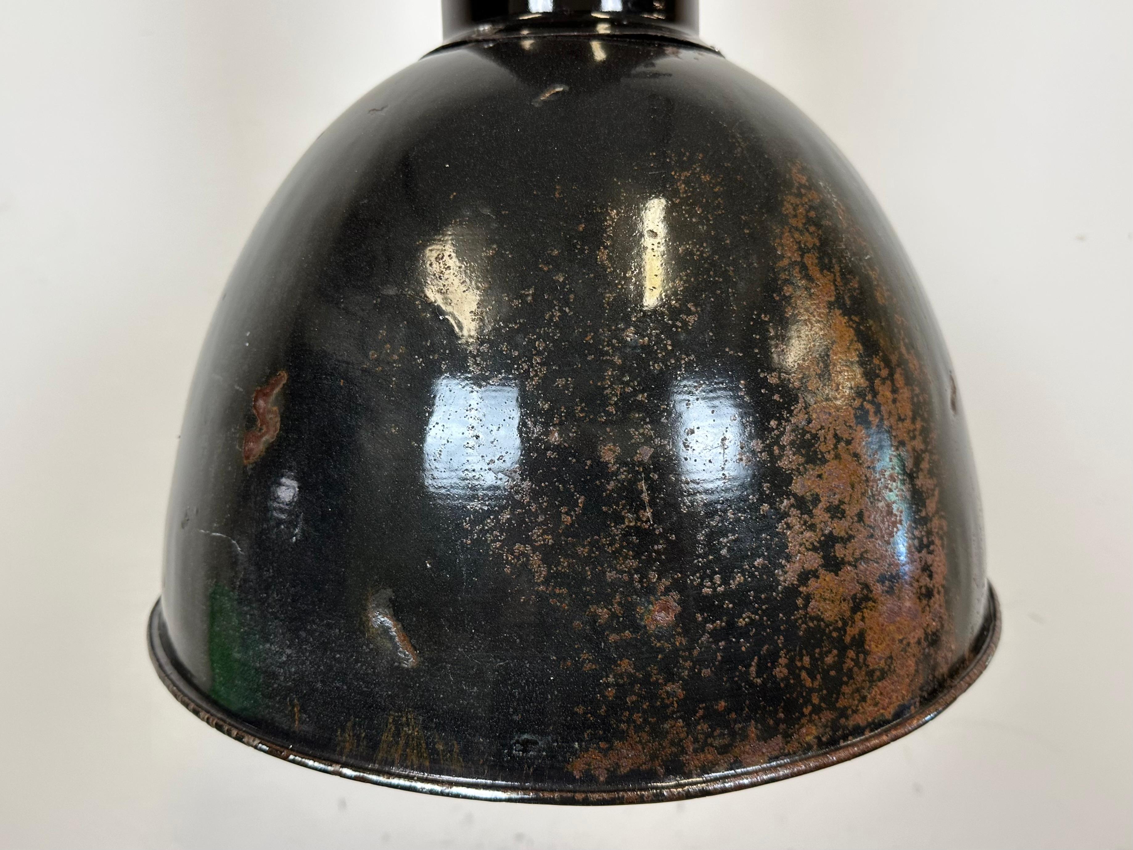Moulage Lampe suspendue industrielle rouillée en émail noir Bauhaus, années 1930 en vente