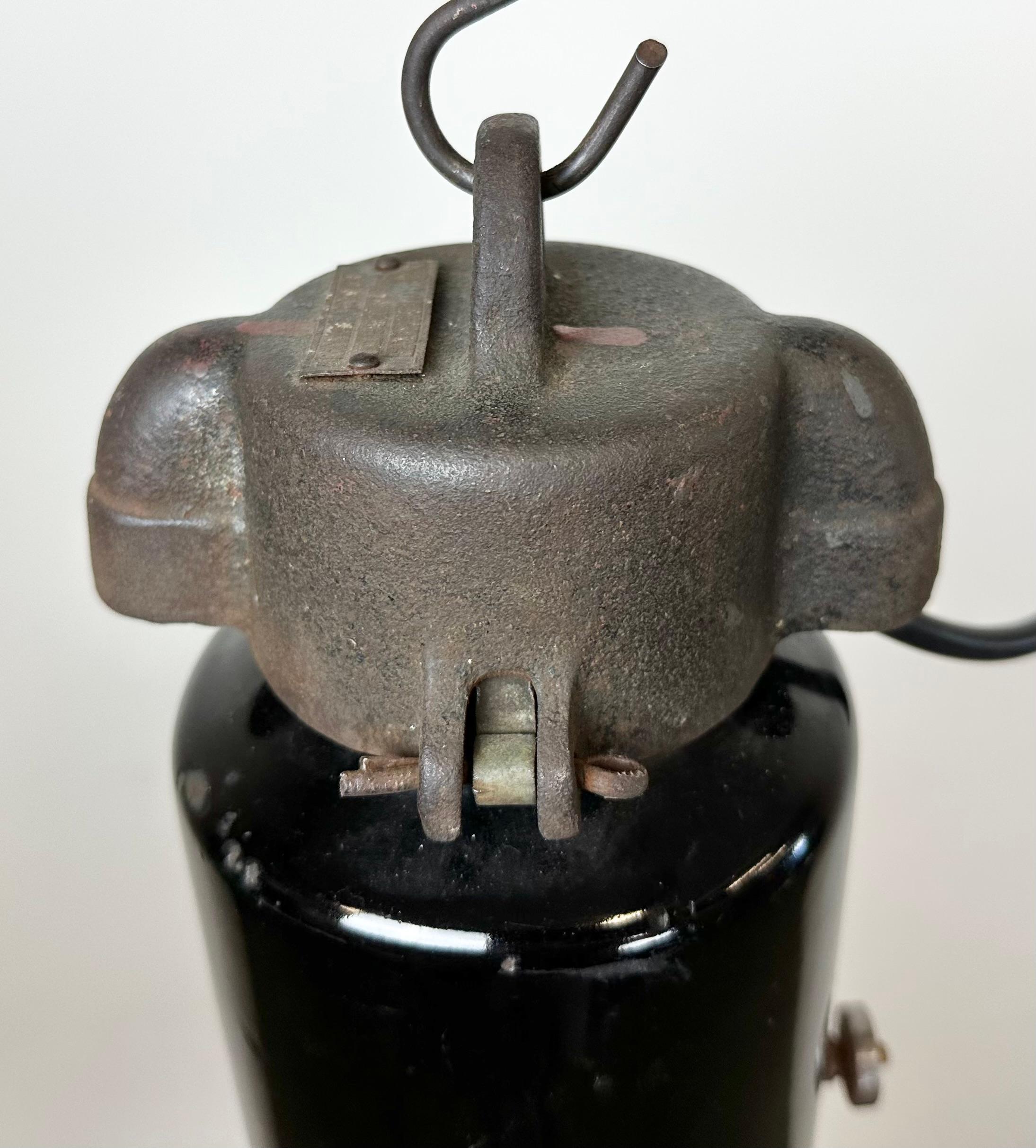 Lampe suspendue industrielle rouillée en émail noir Bauhaus, années 1930 État moyen - En vente à Kojetice, CZ