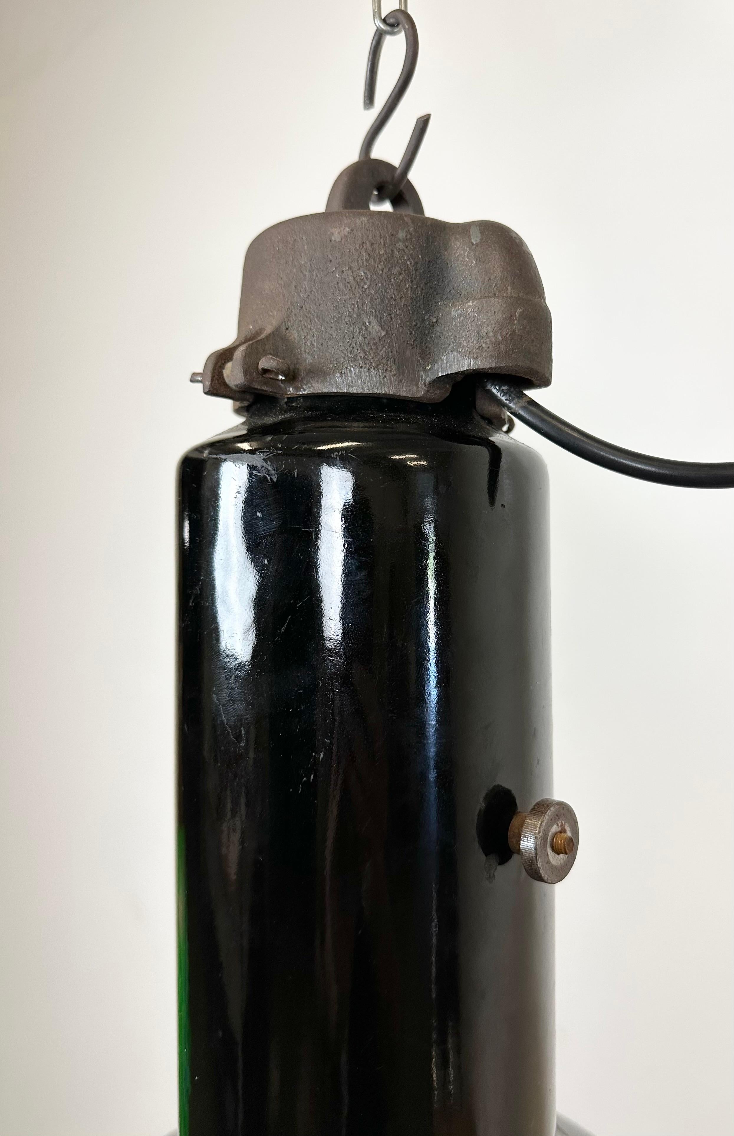 20ième siècle Lampe suspendue industrielle rouillée en émail noir Bauhaus, années 1930 en vente