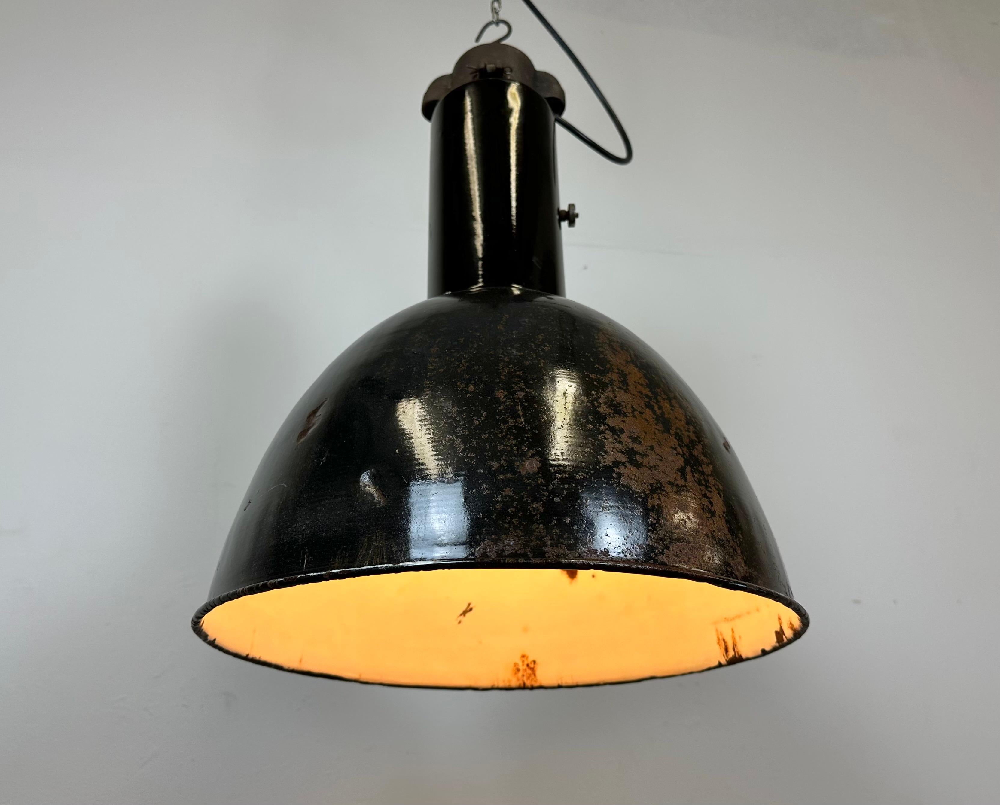 Émail Lampe suspendue industrielle rouillée en émail noir Bauhaus, années 1930 en vente