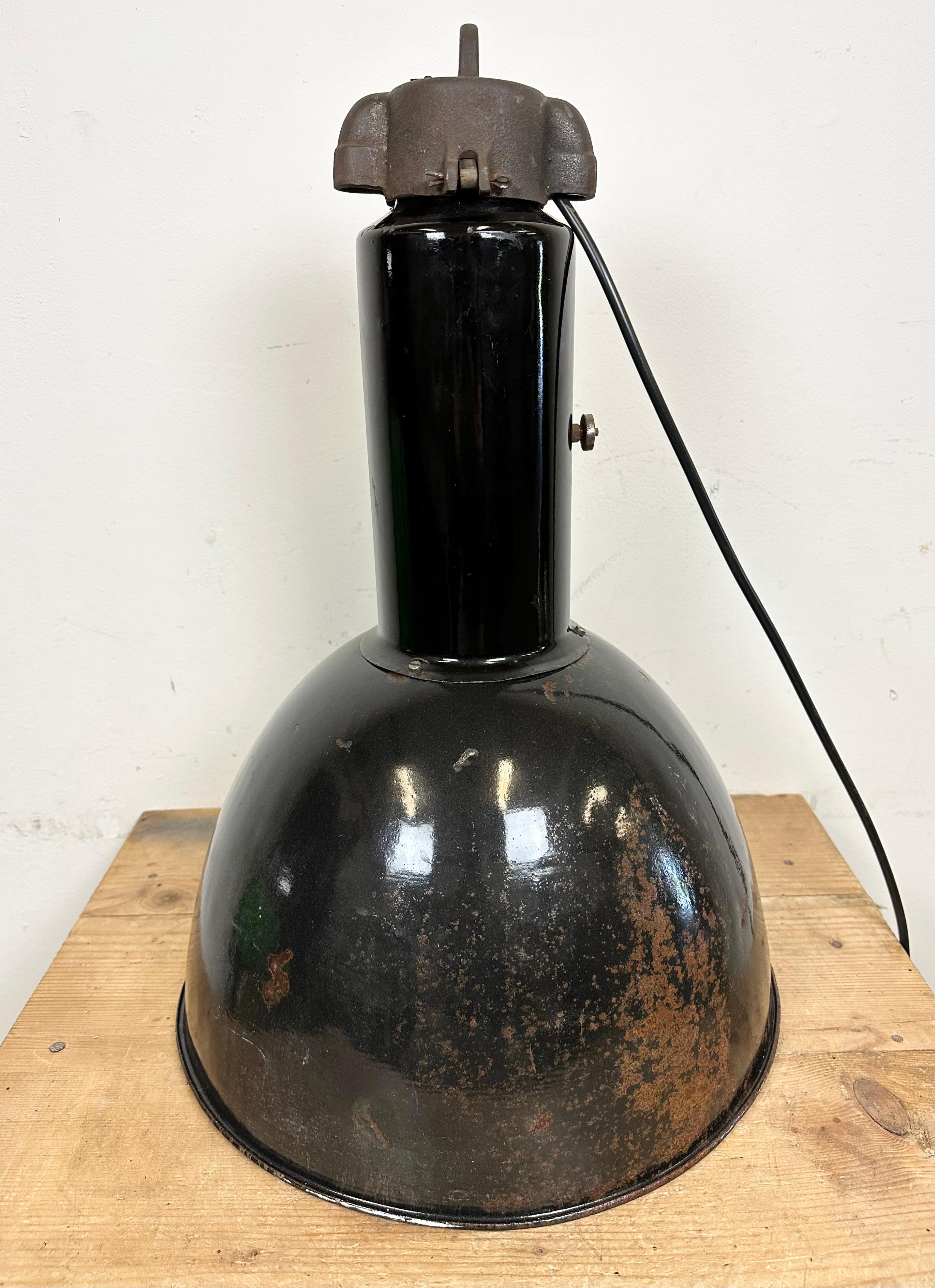 Lampe suspendue industrielle rouillée en émail noir Bauhaus, années 1930 en vente 1