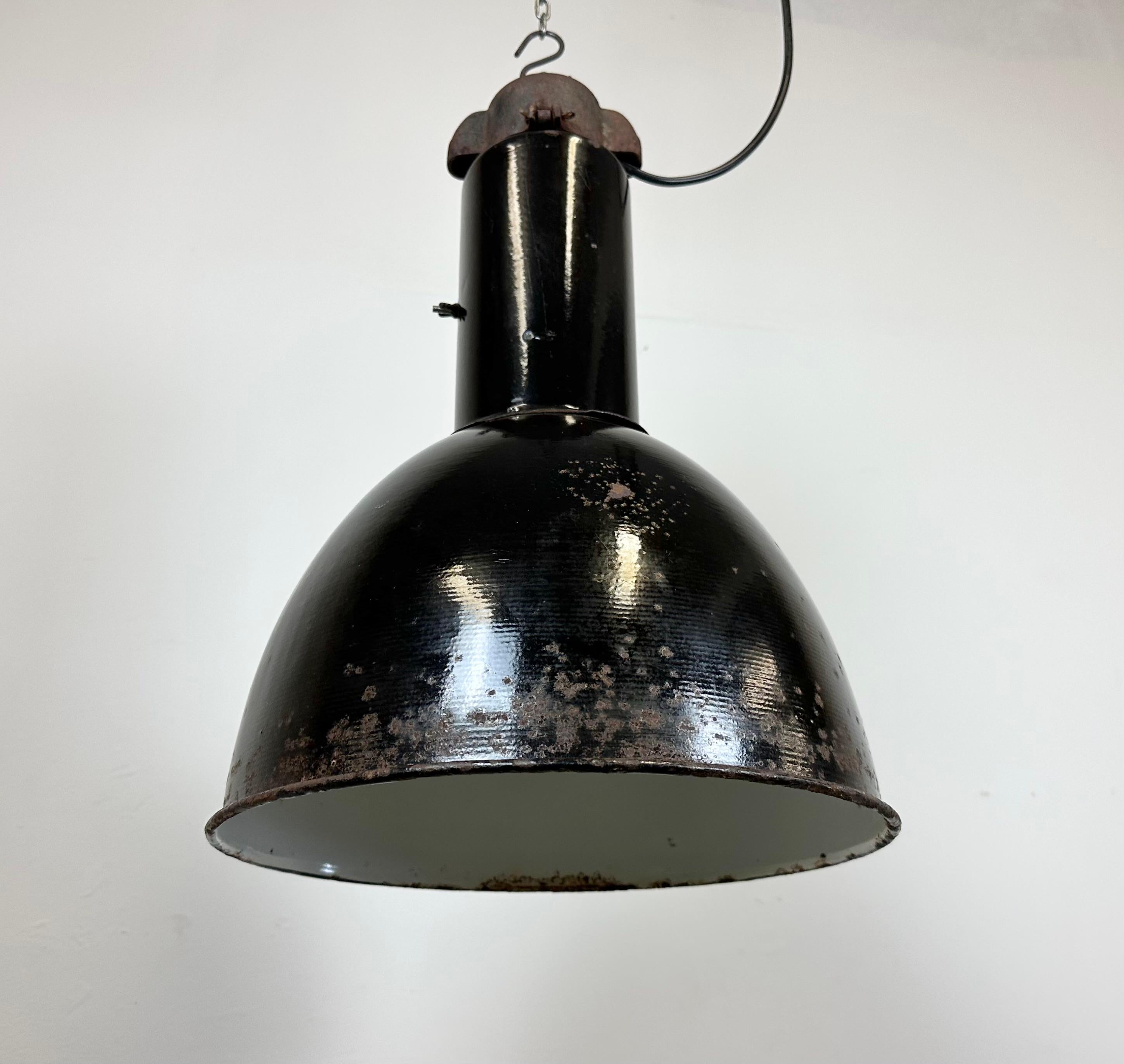 Rusty Industrial Bauhaus Black Enamel Pendant Lamp, 1930s For Sale 3