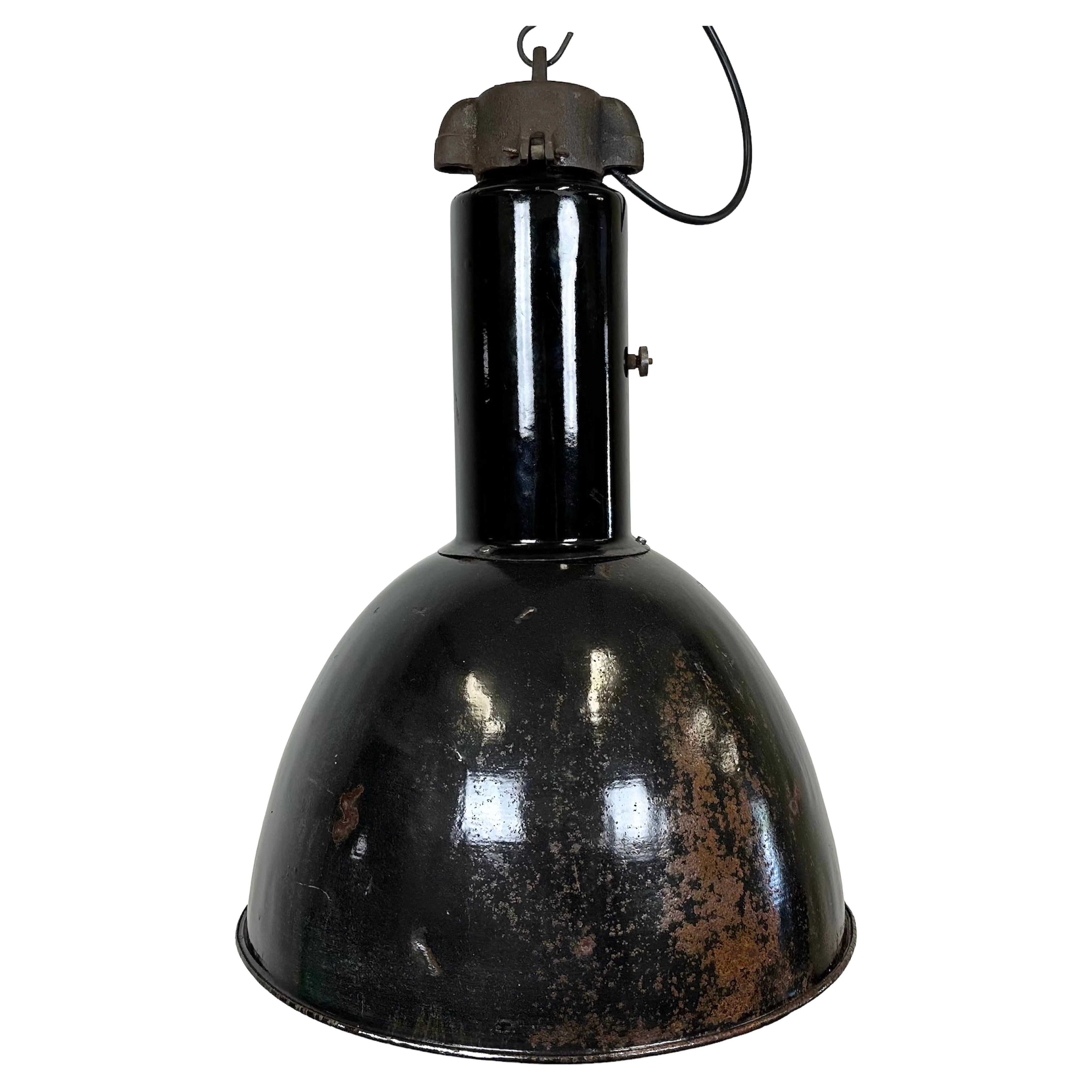 Lampe suspendue industrielle rouillée en émail noir Bauhaus, années 1930 en vente