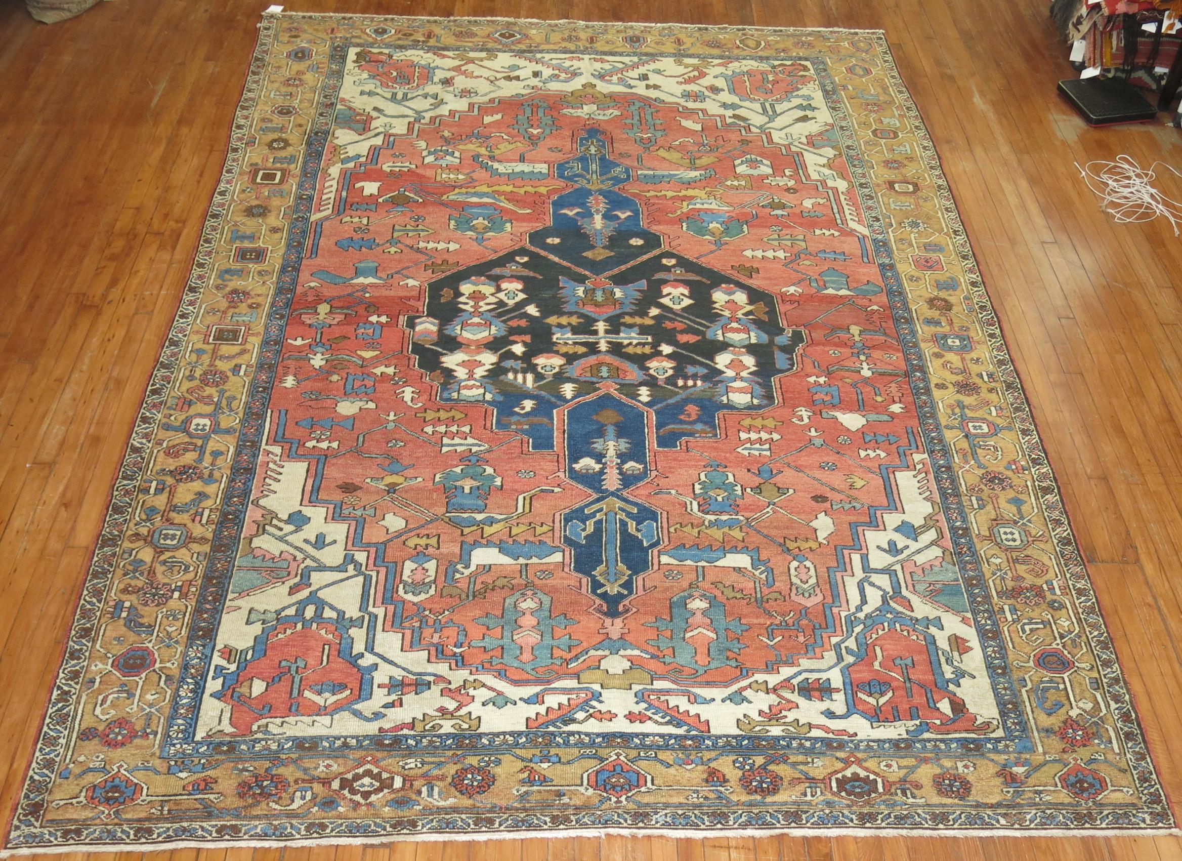 Alfombra persa Heriz tamaño habitación. Campo de color óxido anaranjado, medallón de color carbón y azul con borde de camello. Diseño tradicional de medallón. 

Medidas: 8'11'' x 12'10''

Las alfombras Heriz son muy apreciadas por su