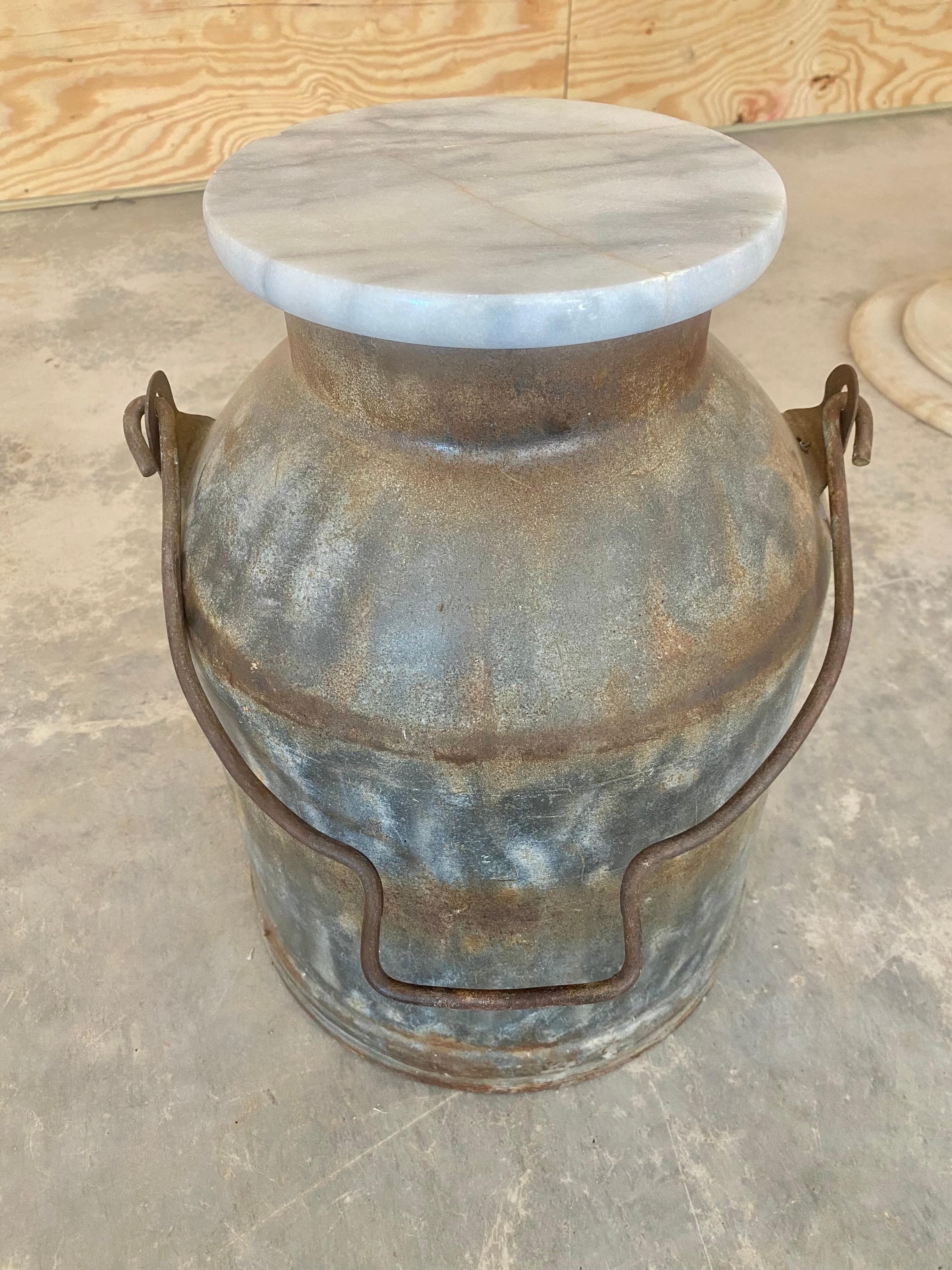 Table à boire primitive rouillée avec pot à lait en vente 3