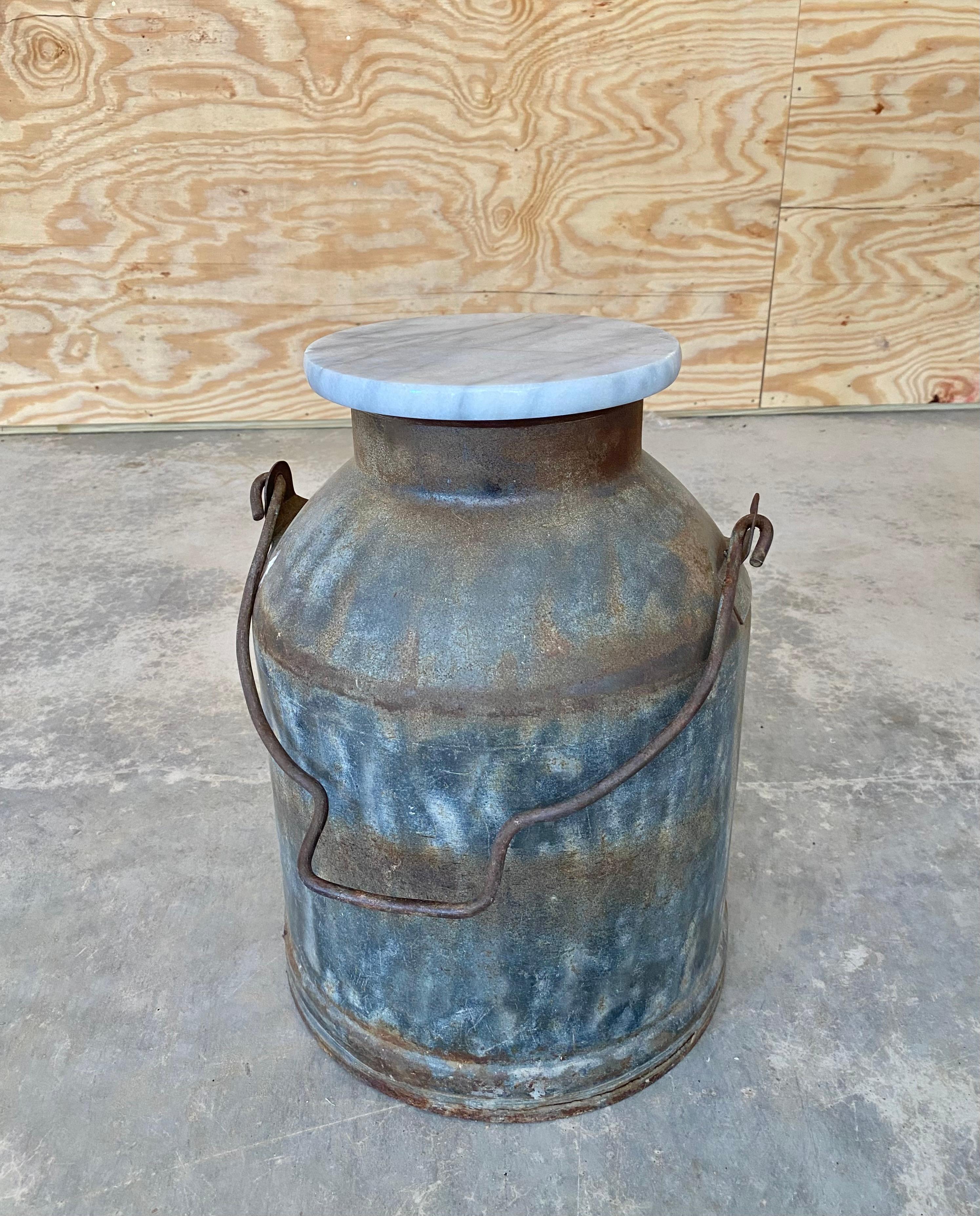 Table à boire primitive rouillée avec pot à lait en vente 4