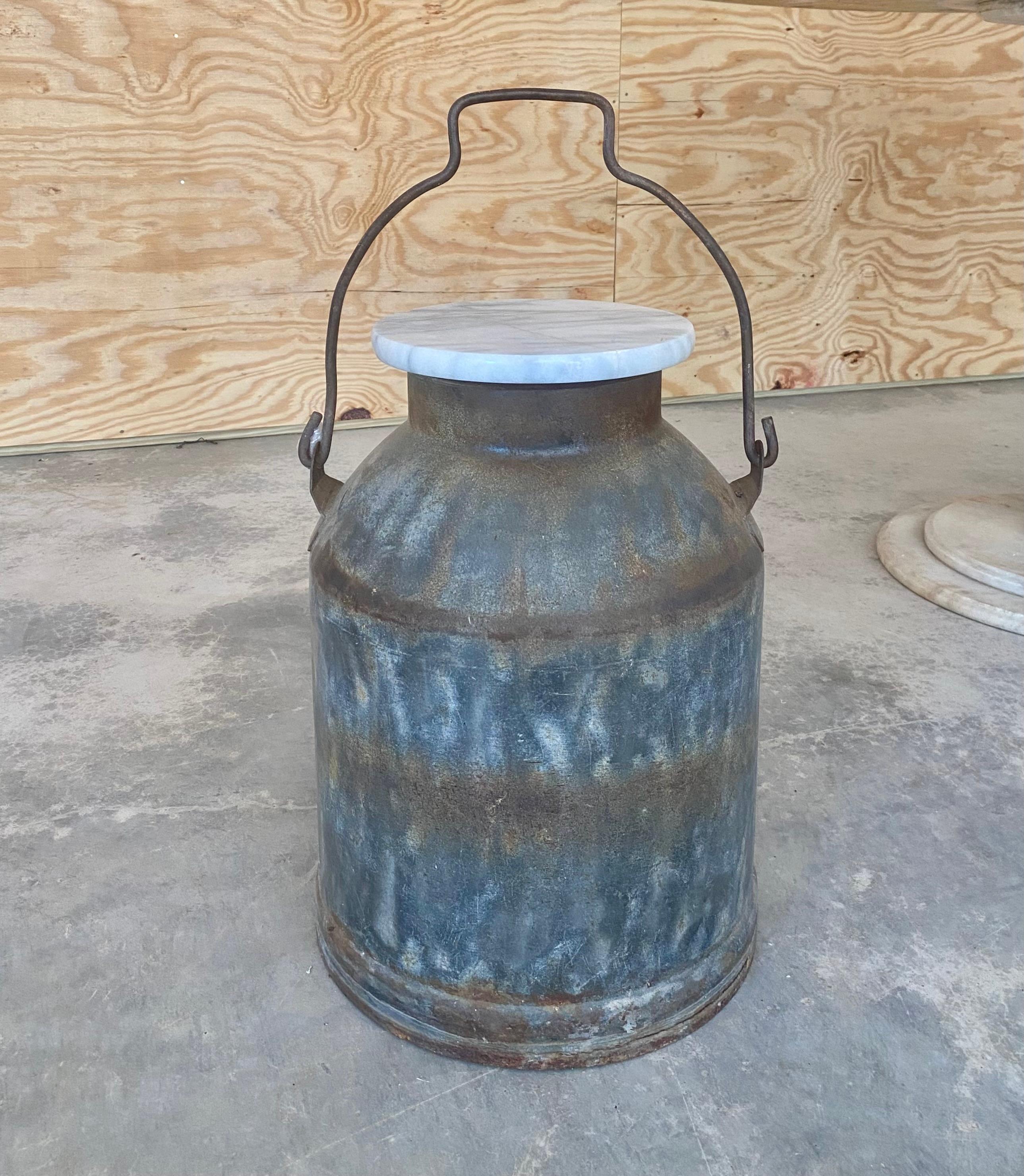 Table à boire primitive rouillée avec pot à lait en vente 5