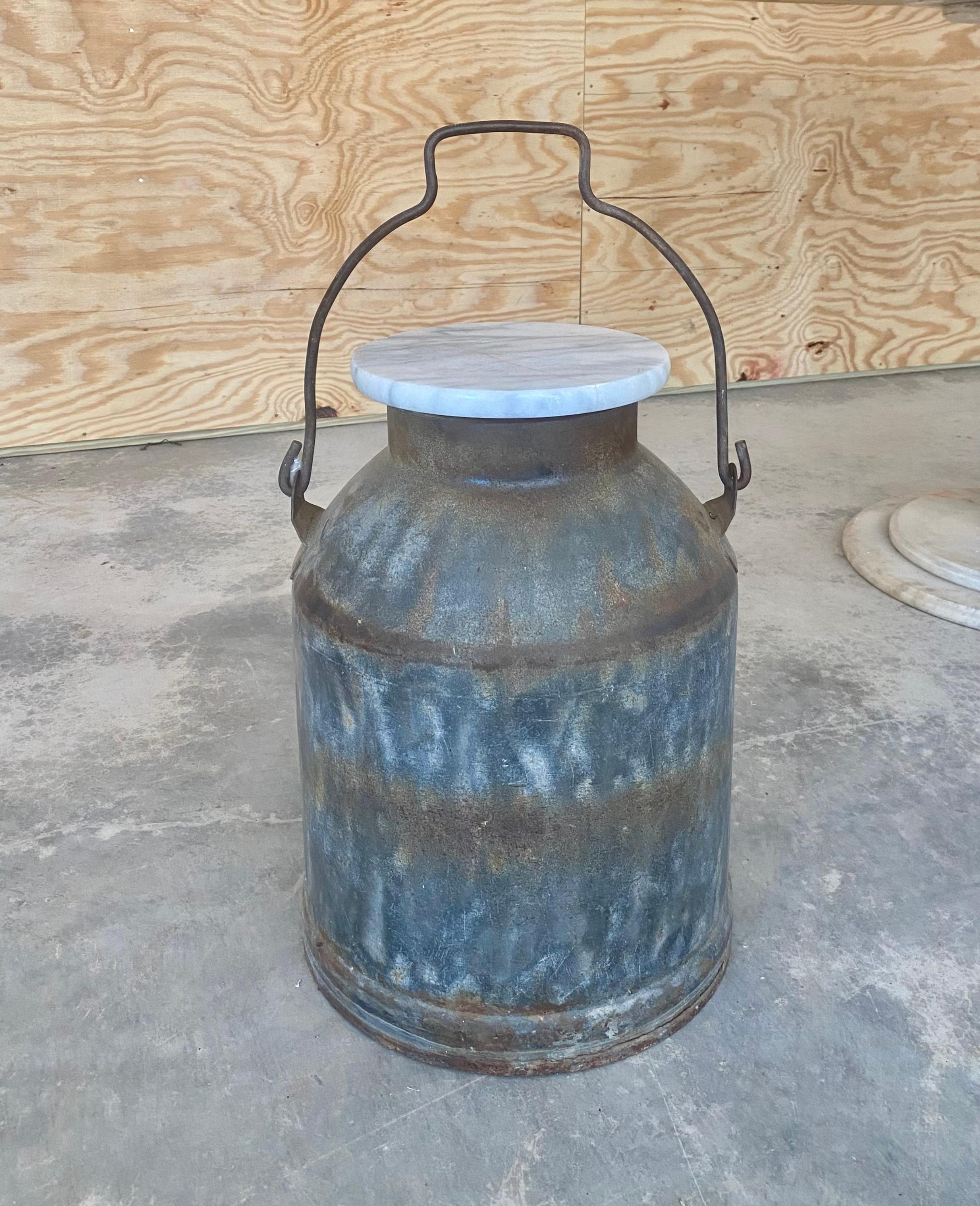 Table à boire primitive rouillée avec pot à lait en vente 6