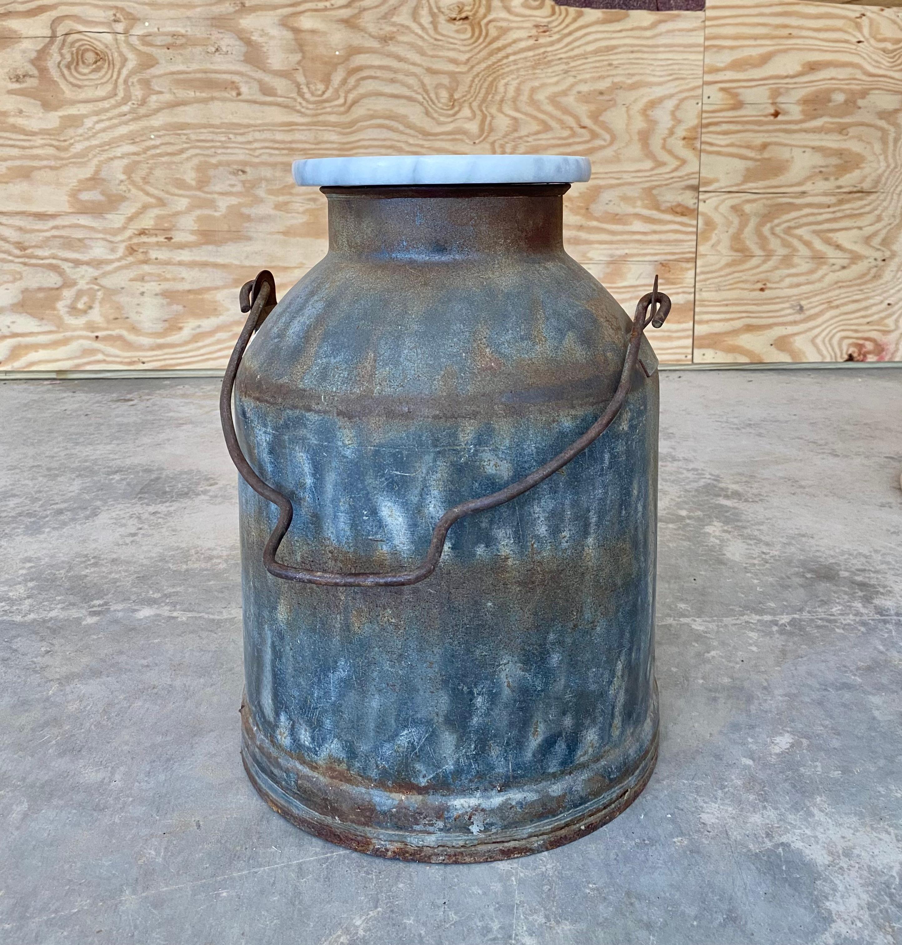 Table à boire primitive rouillée avec pot à lait en vente 7