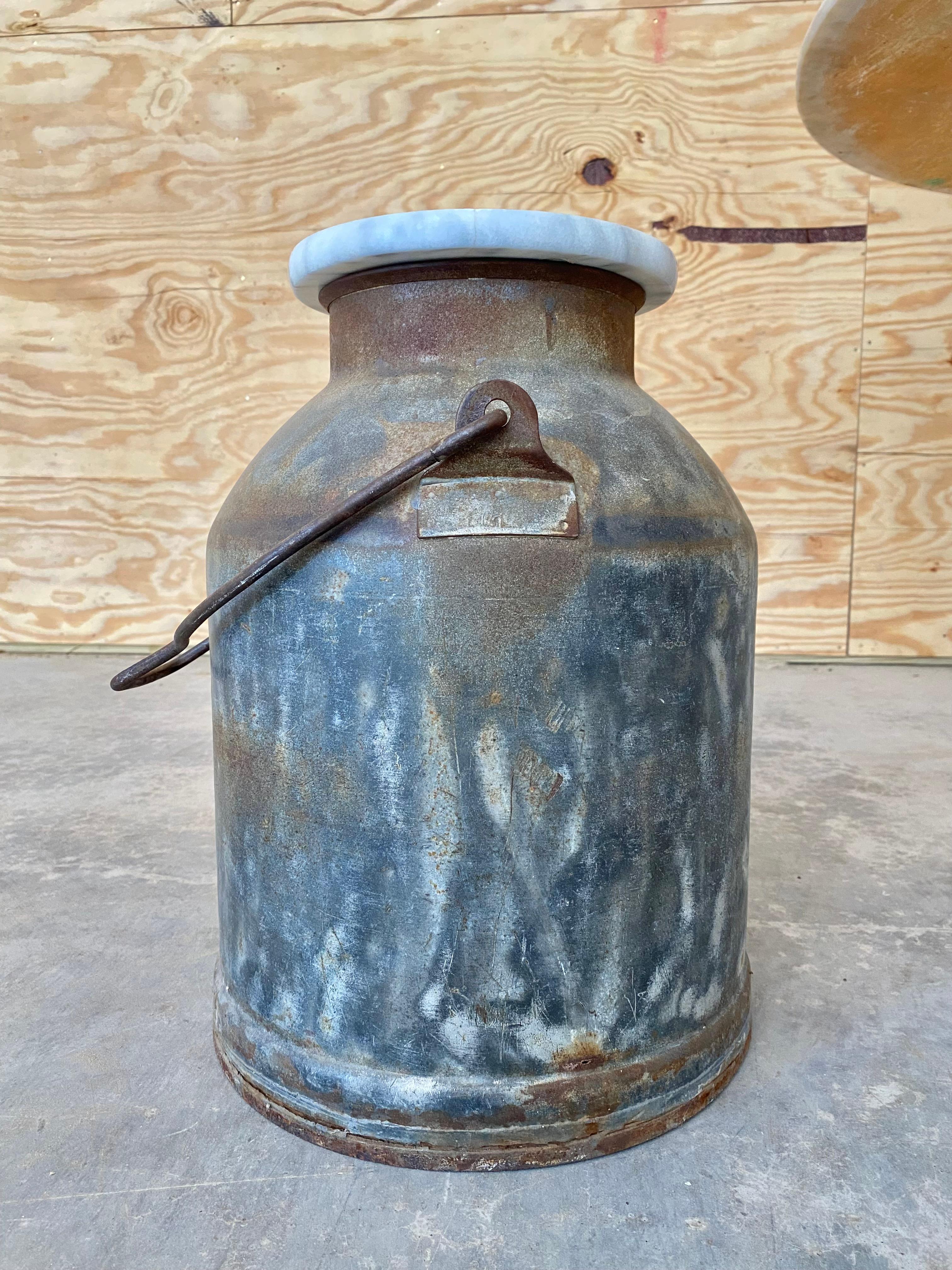 Table à boire primitive rouillée avec pot à lait en vente 8