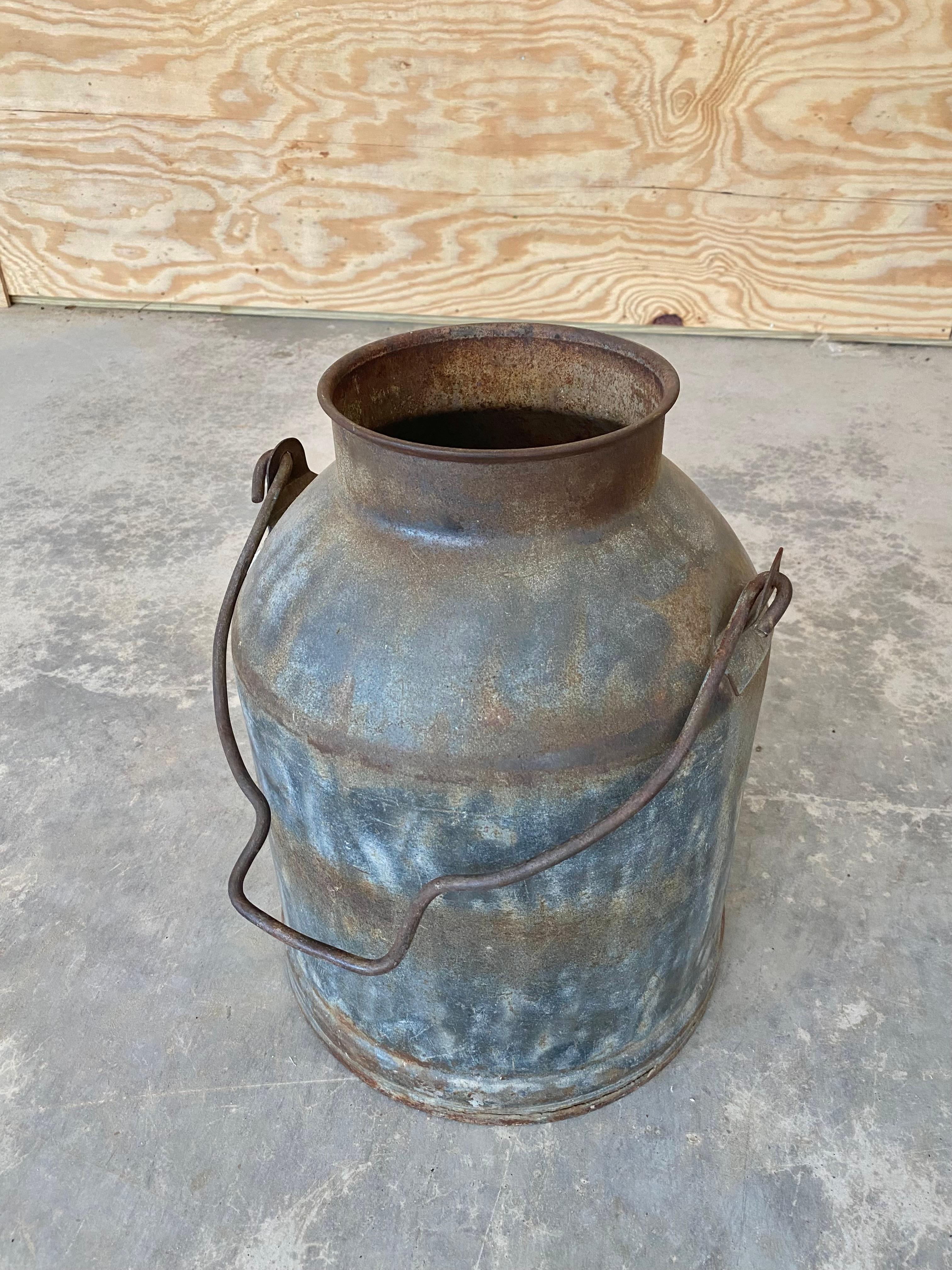 Table à boire primitive rouillée avec pot à lait en vente 9