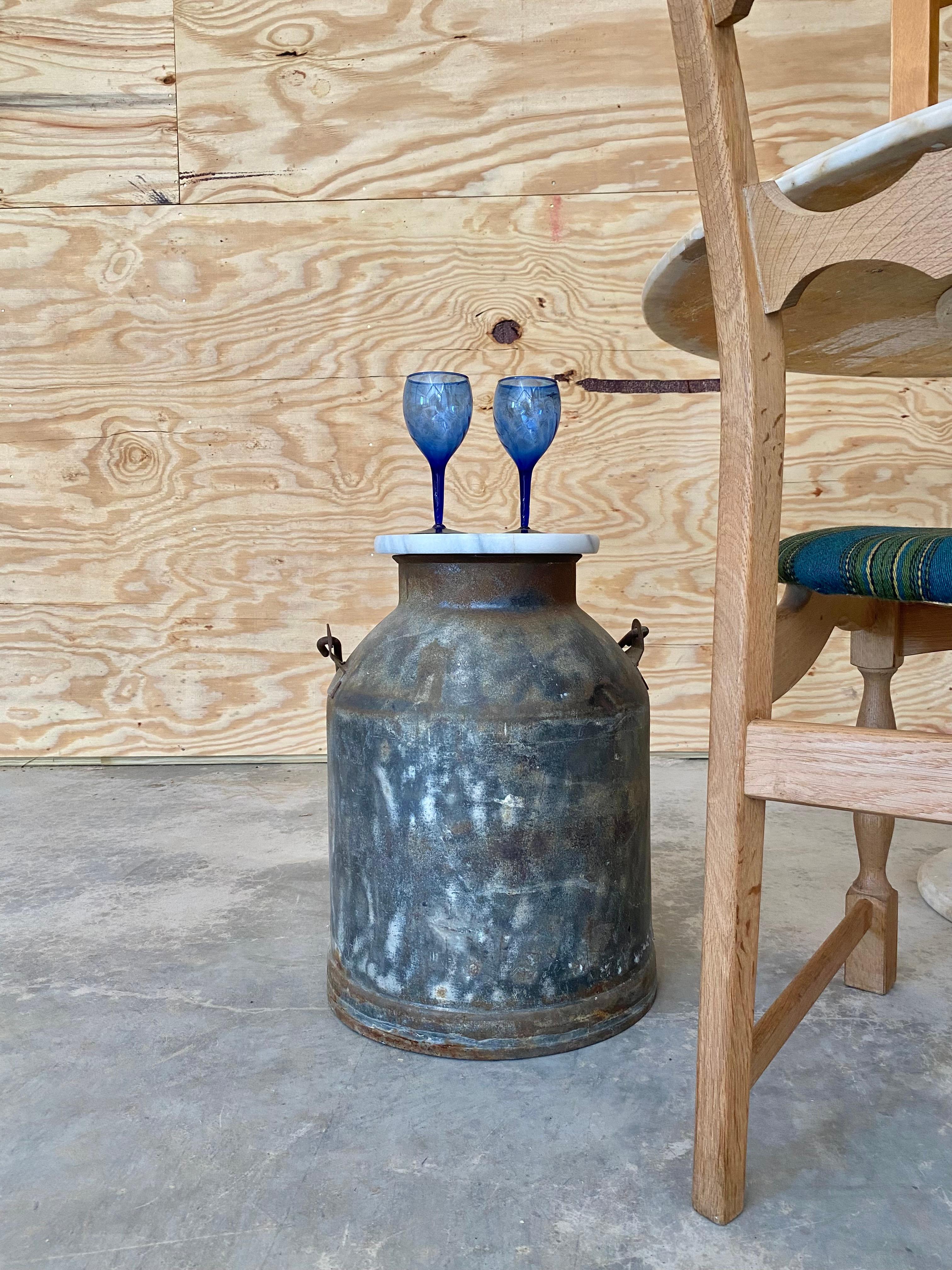 Américain Table à boire primitive rouillée avec pot à lait en vente