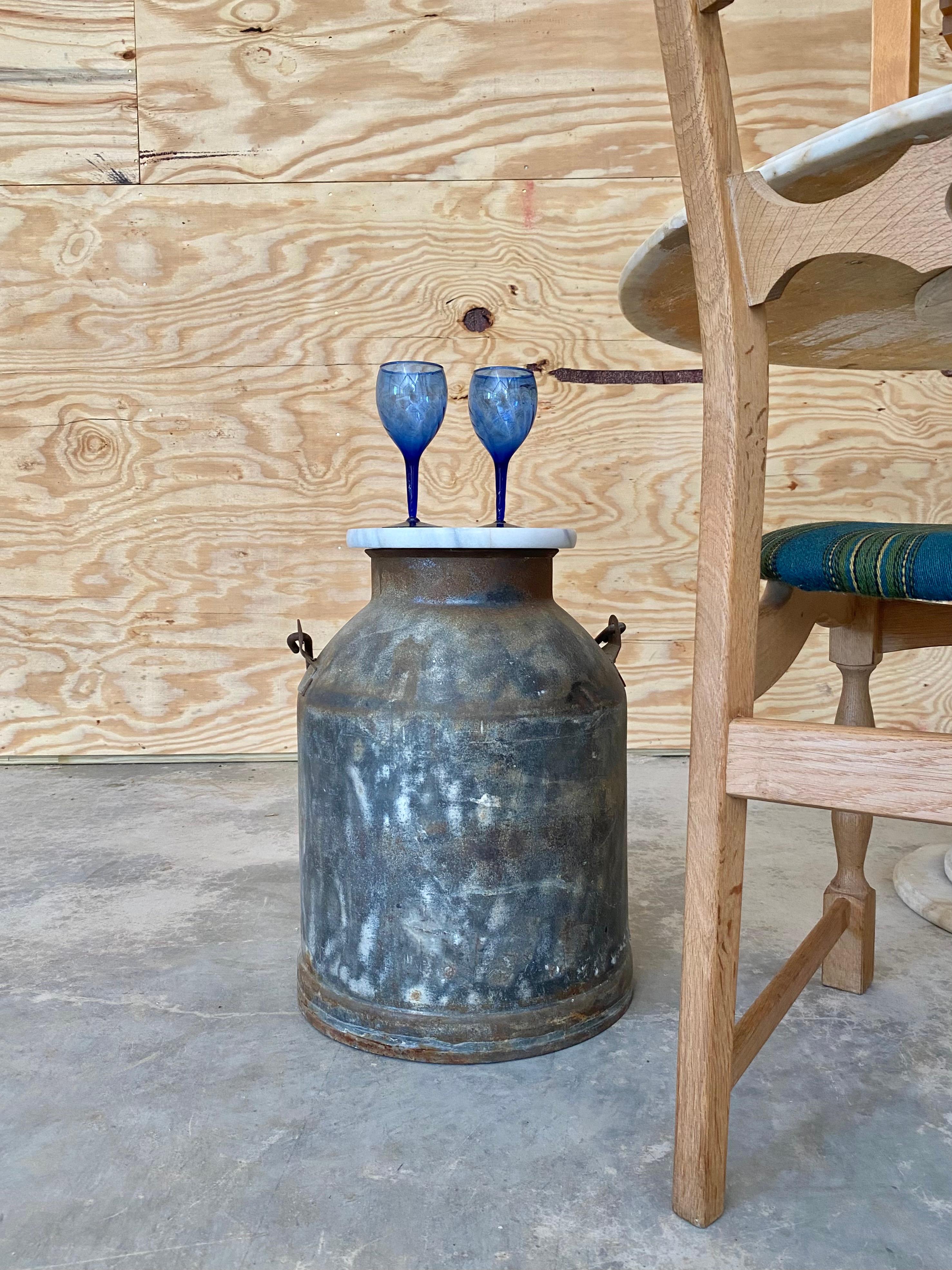 Fait main Table à boire primitive rouillée avec pot à lait en vente