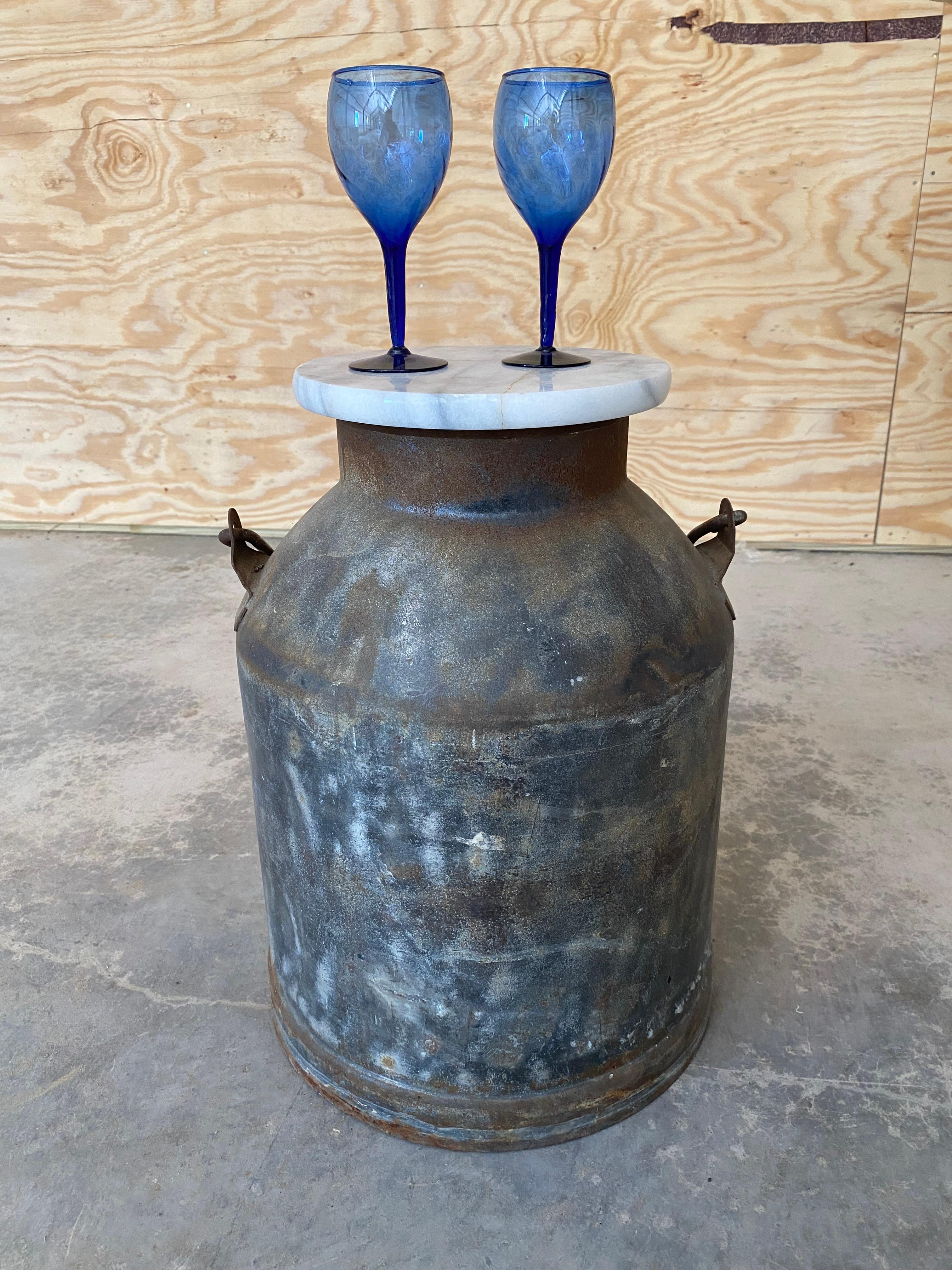 20ième siècle Table à boire primitive rouillée avec pot à lait en vente