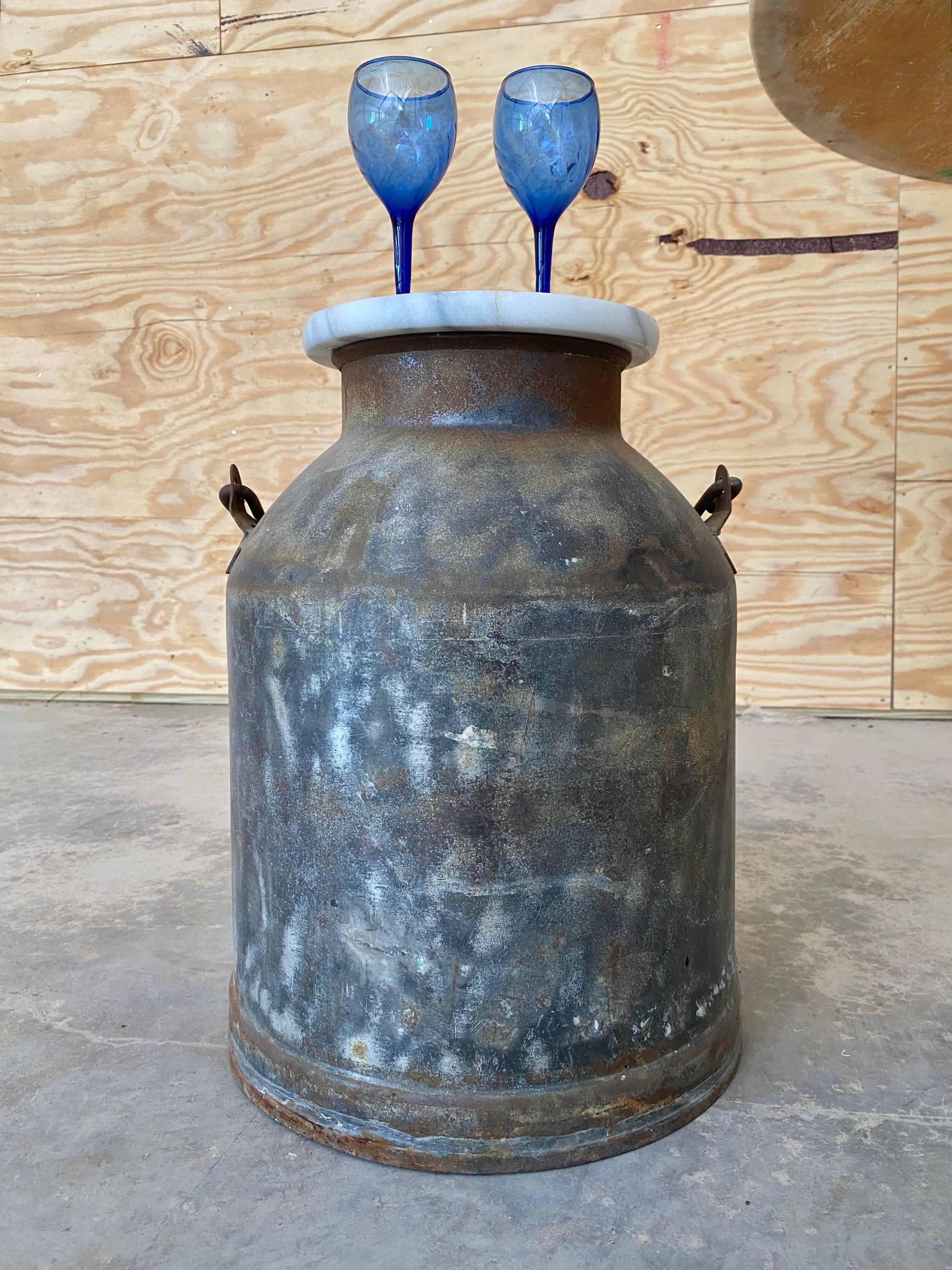 Acier Table à boire primitive rouillée avec pot à lait en vente